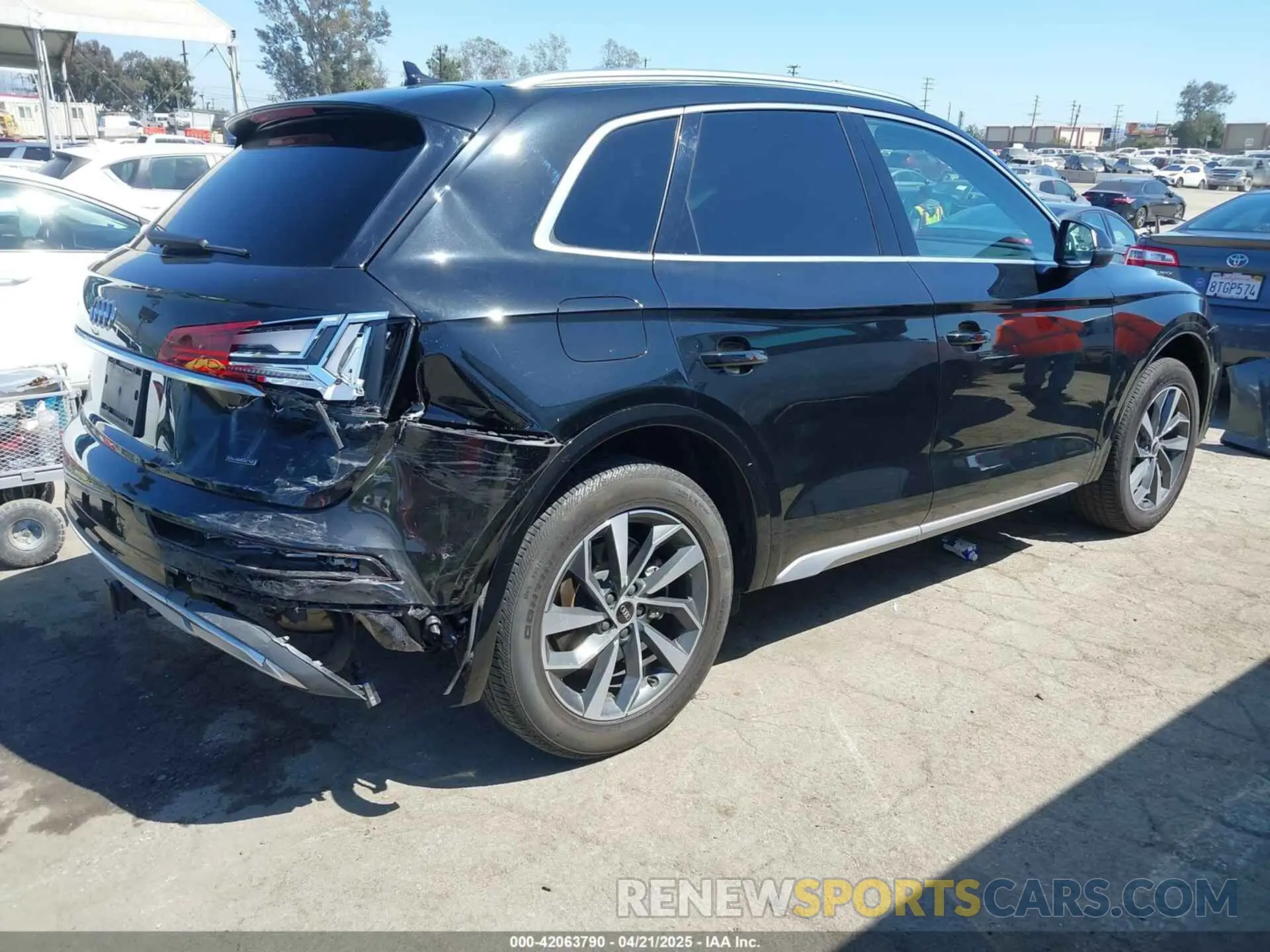 4 Photograph of a damaged car WA1BAAFY7M2114476 AUDI Q5 2021