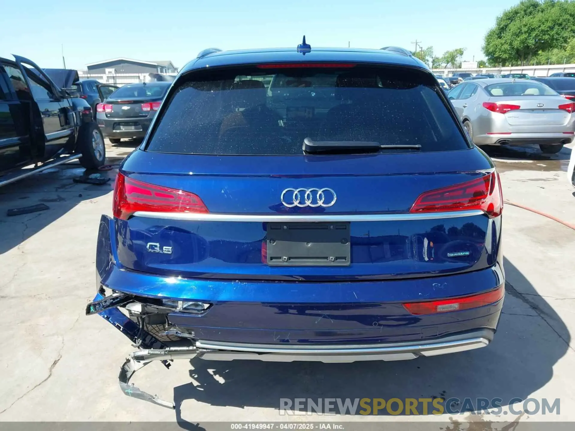 17 Photograph of a damaged car WA1BAAFY9M2055754 AUDI Q5 2021