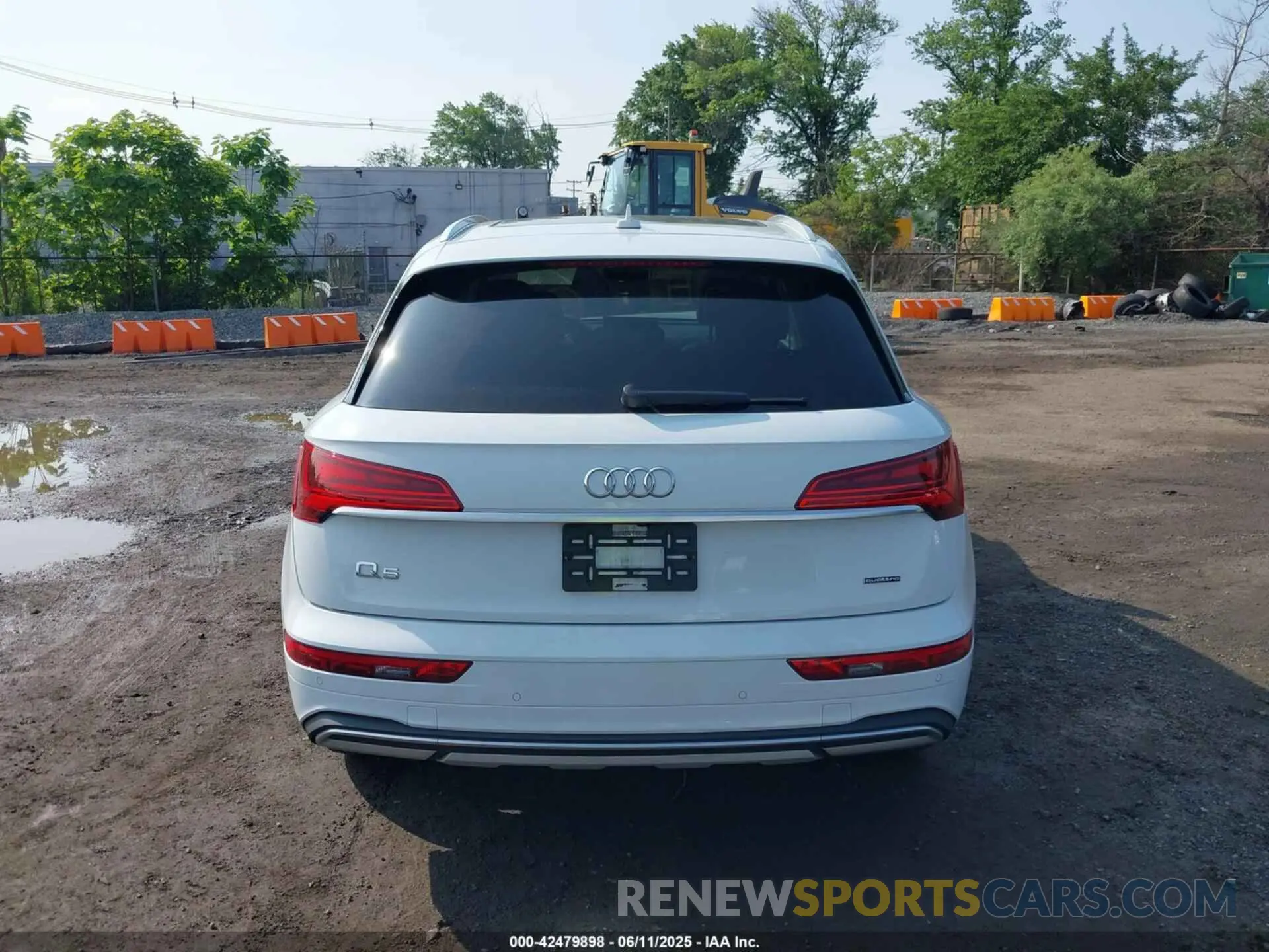 16 Photograph of a damaged car WA1BAAFYXM2050028 AUDI Q5 2021
