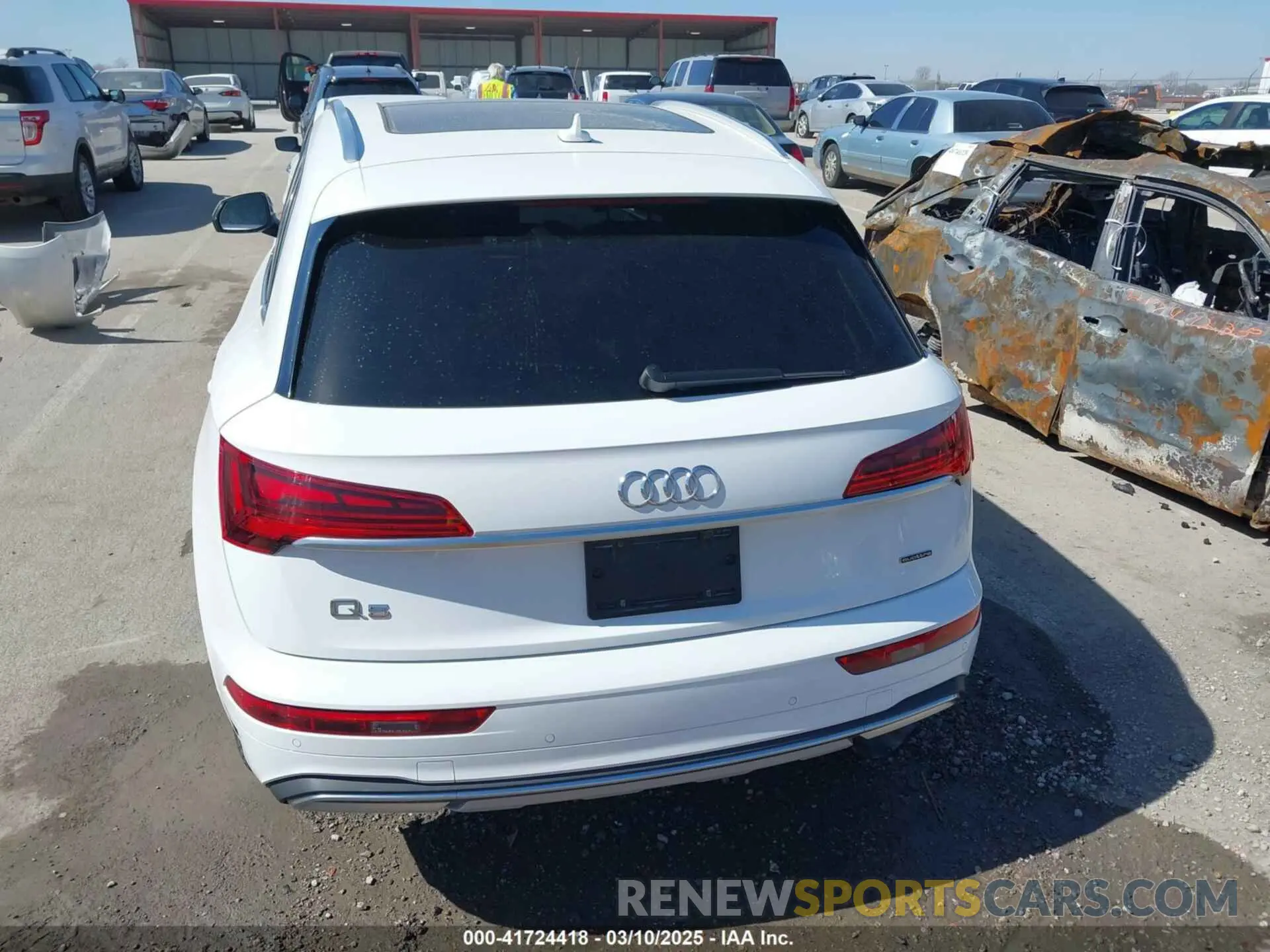 17 Photograph of a damaged car WA1BAAFYXM2050143 AUDI Q5 2021