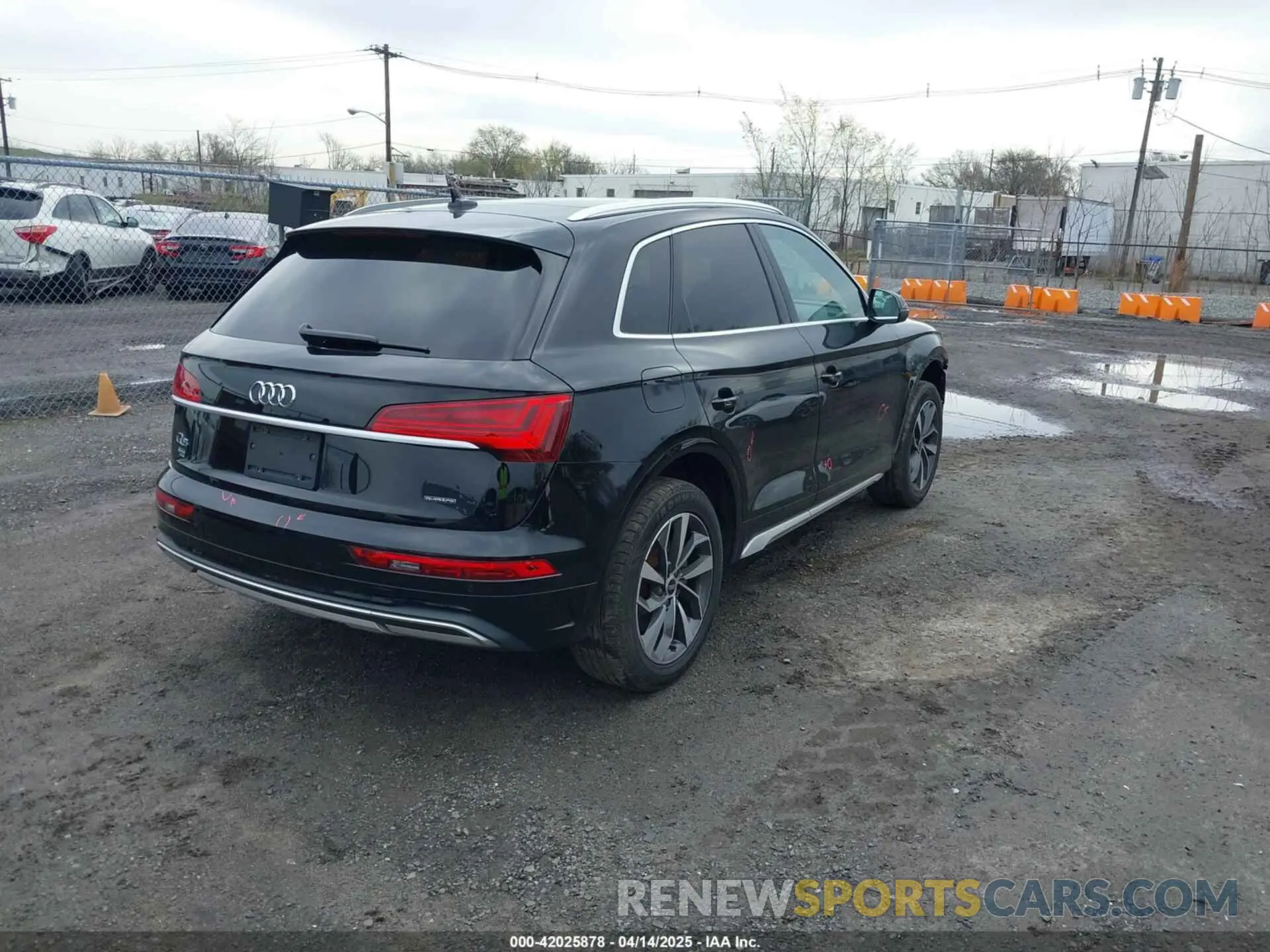 4 Photograph of a damaged car WA1BAAFYXM2117064 AUDI Q5 2021