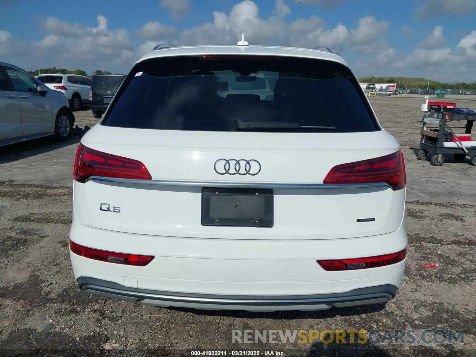 17 Photograph of a damaged car WA1CAAFY7M2034552 AUDI Q5 2021