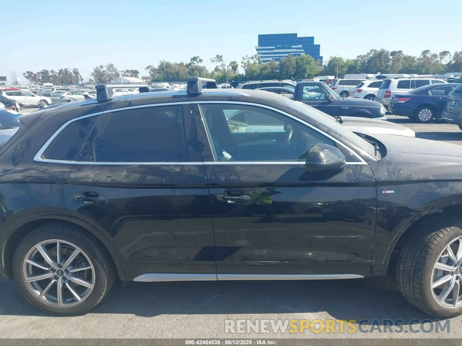 14 Photograph of a damaged car WA1E2AFY6M2060131 AUDI Q5 2021