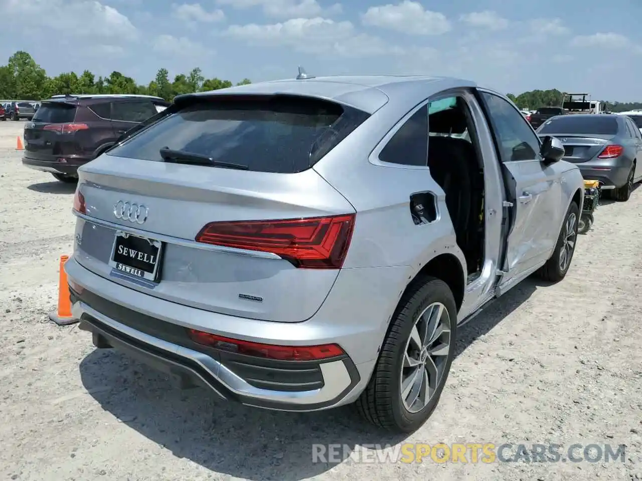 4 Photograph of a damaged car WA14AAFY0N2102745 AUDI Q5 2022