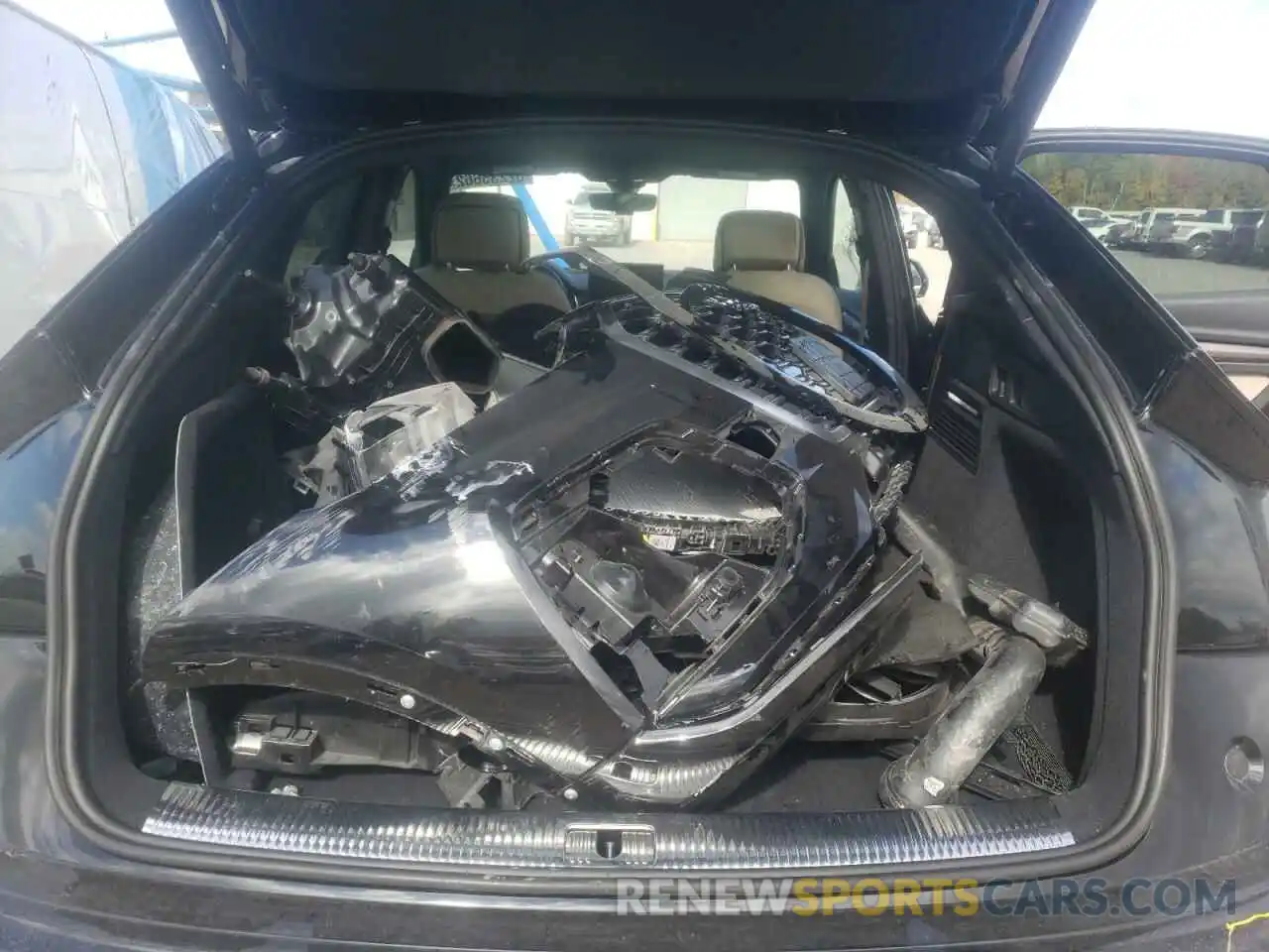 9 Photograph of a damaged car WA14AAFY5N2059052 AUDI Q5 2022