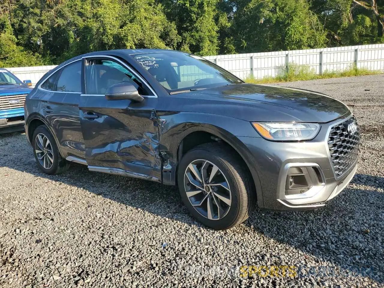 4 Photograph of a damaged car WA14AAFY5N2109383 AUDI Q5 2022