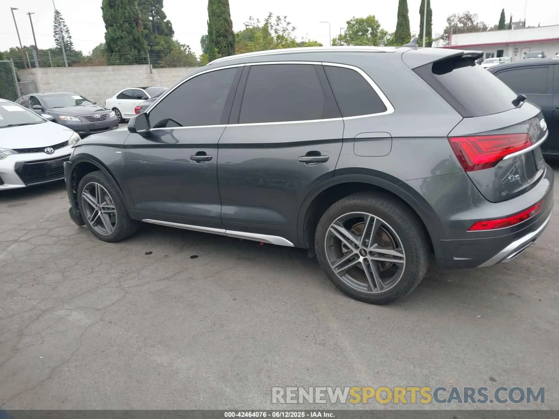 14 Photograph of a damaged car WA1E2AFY4N2097860 AUDI Q5 2022