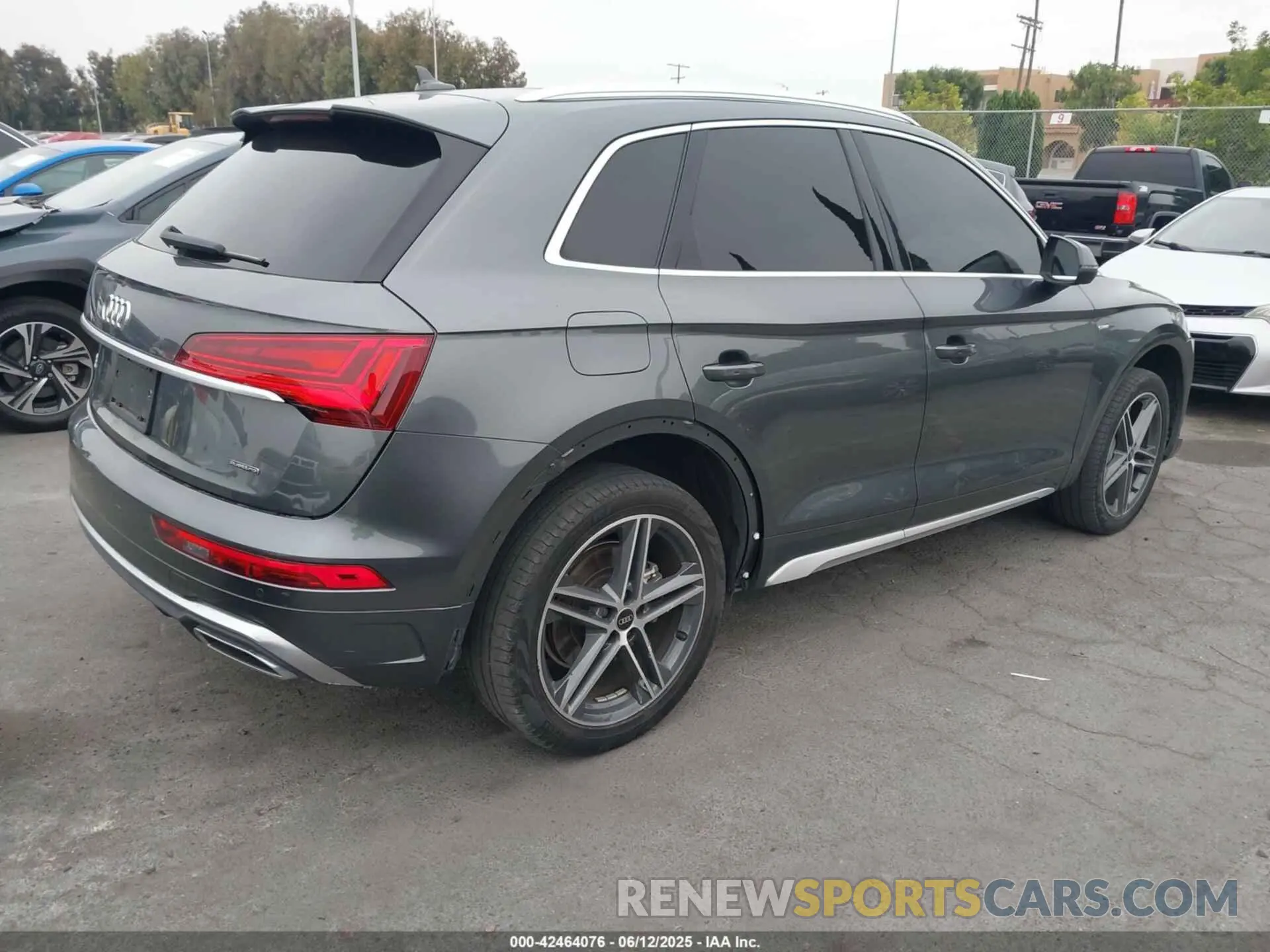 4 Photograph of a damaged car WA1E2AFY4N2097860 AUDI Q5 2022