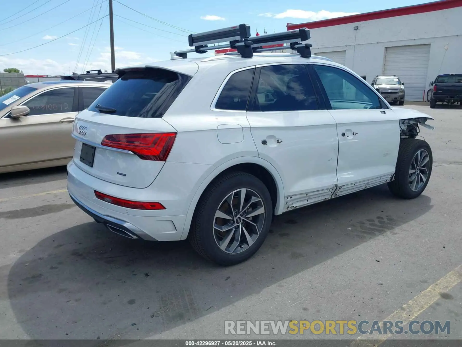 4 Photograph of a damaged car WA1EAAFY0N2021054 AUDI Q5 2022