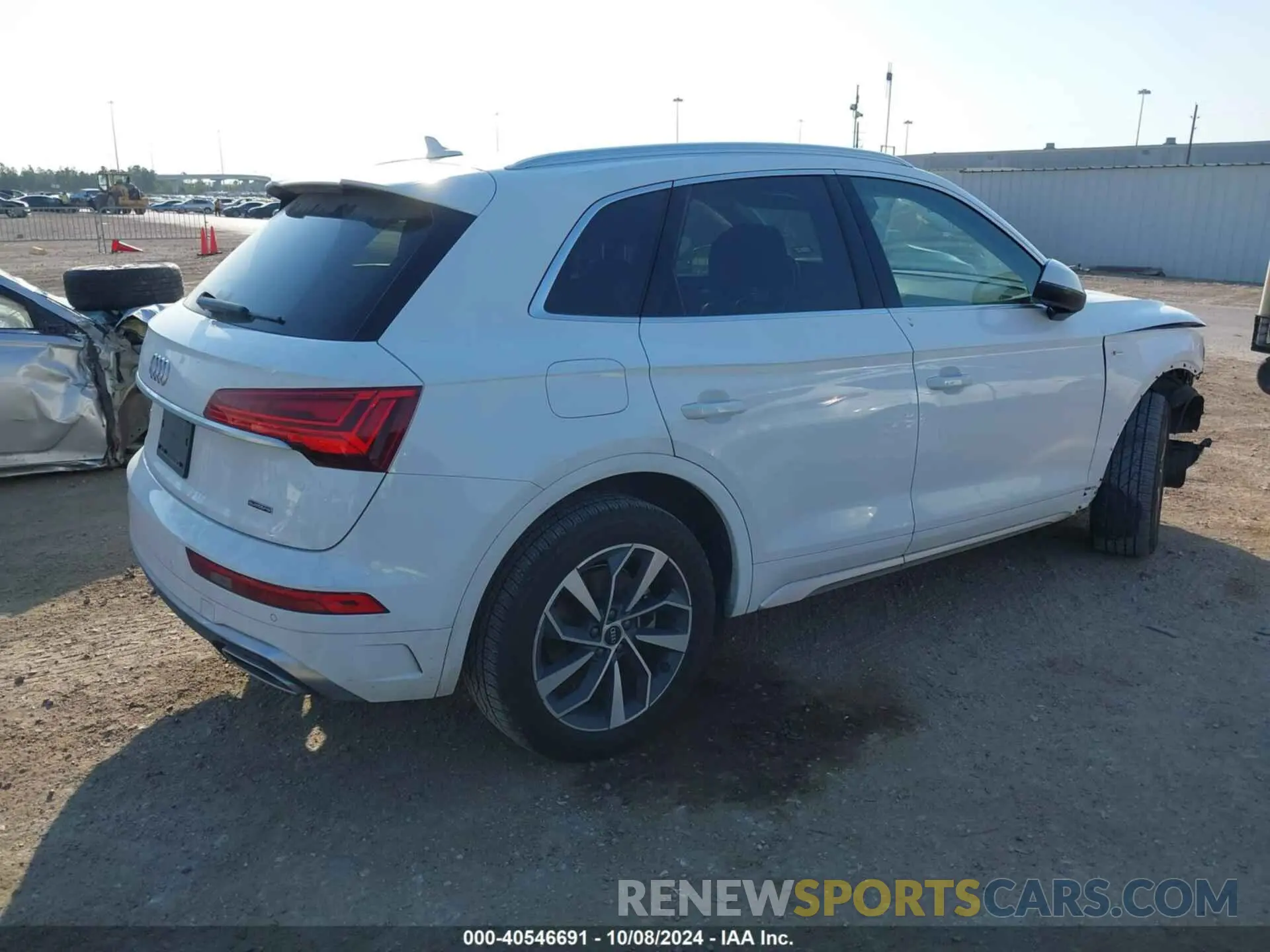 4 Photograph of a damaged car WA1EAAFY0N2086809 AUDI Q5 2022
