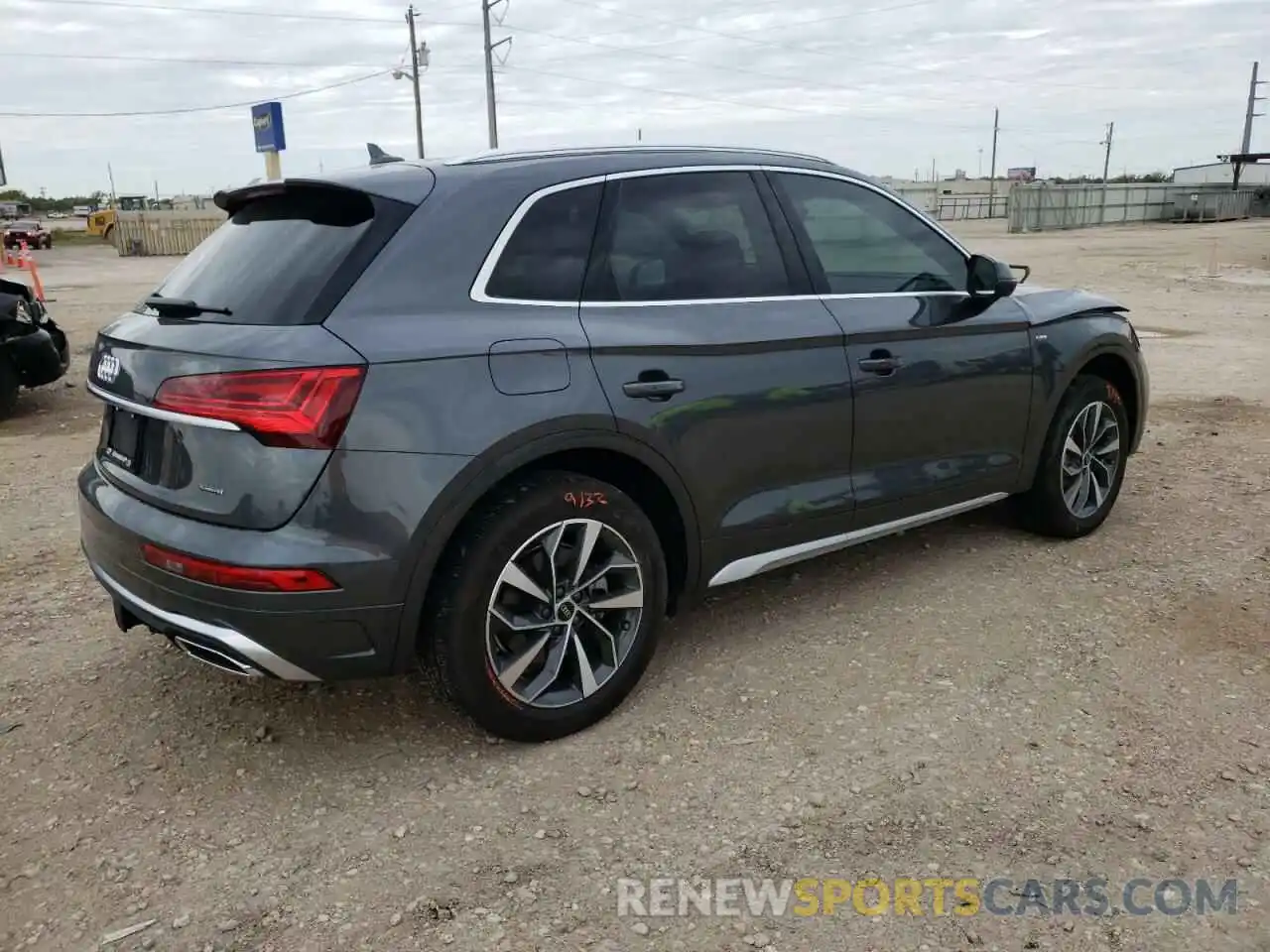 4 Photograph of a damaged car WA1EAAFY0N2114365 AUDI Q5 2022