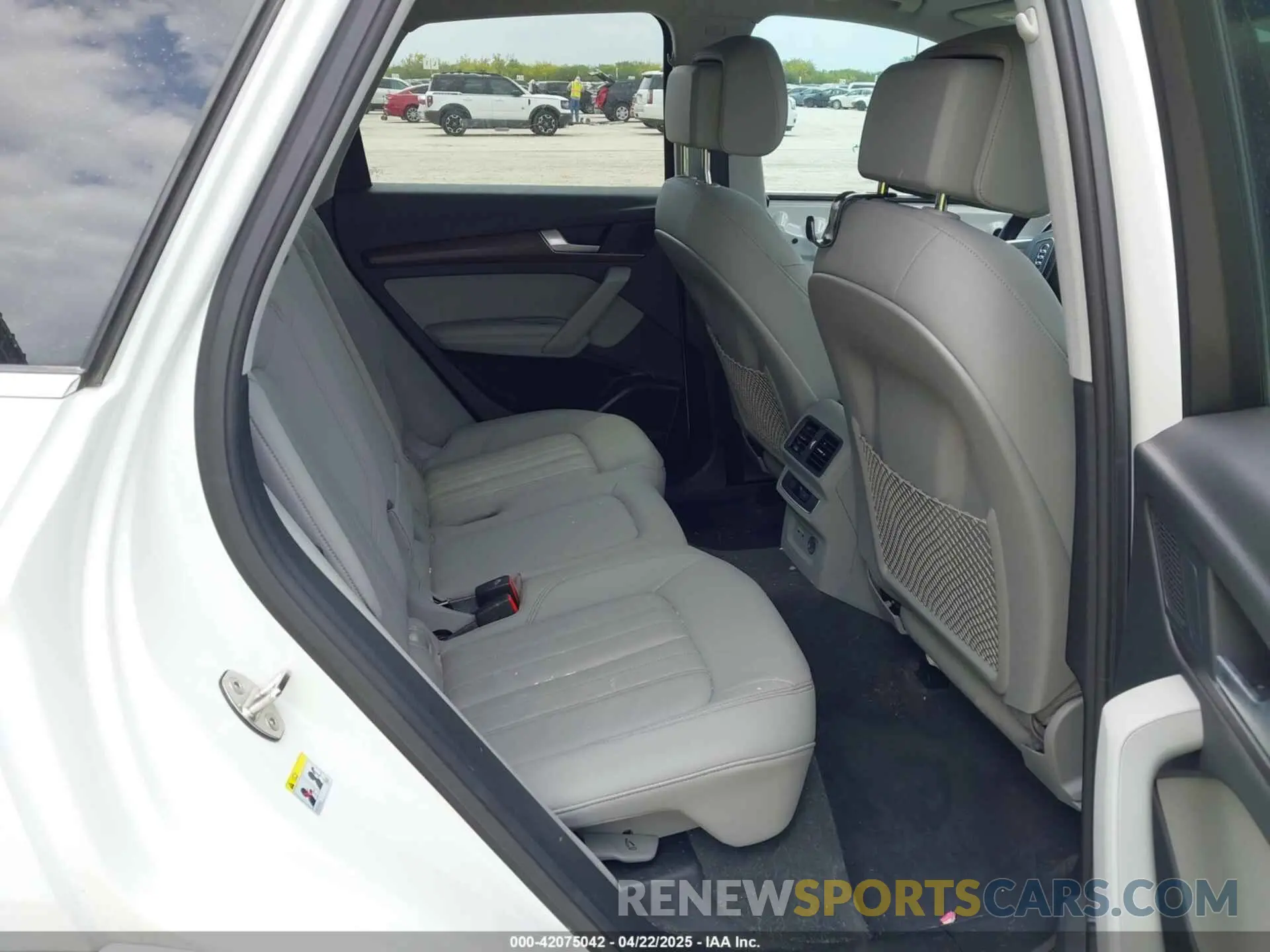 8 Photograph of a damaged car WA1EAAFY0N2133918 AUDI Q5 2022