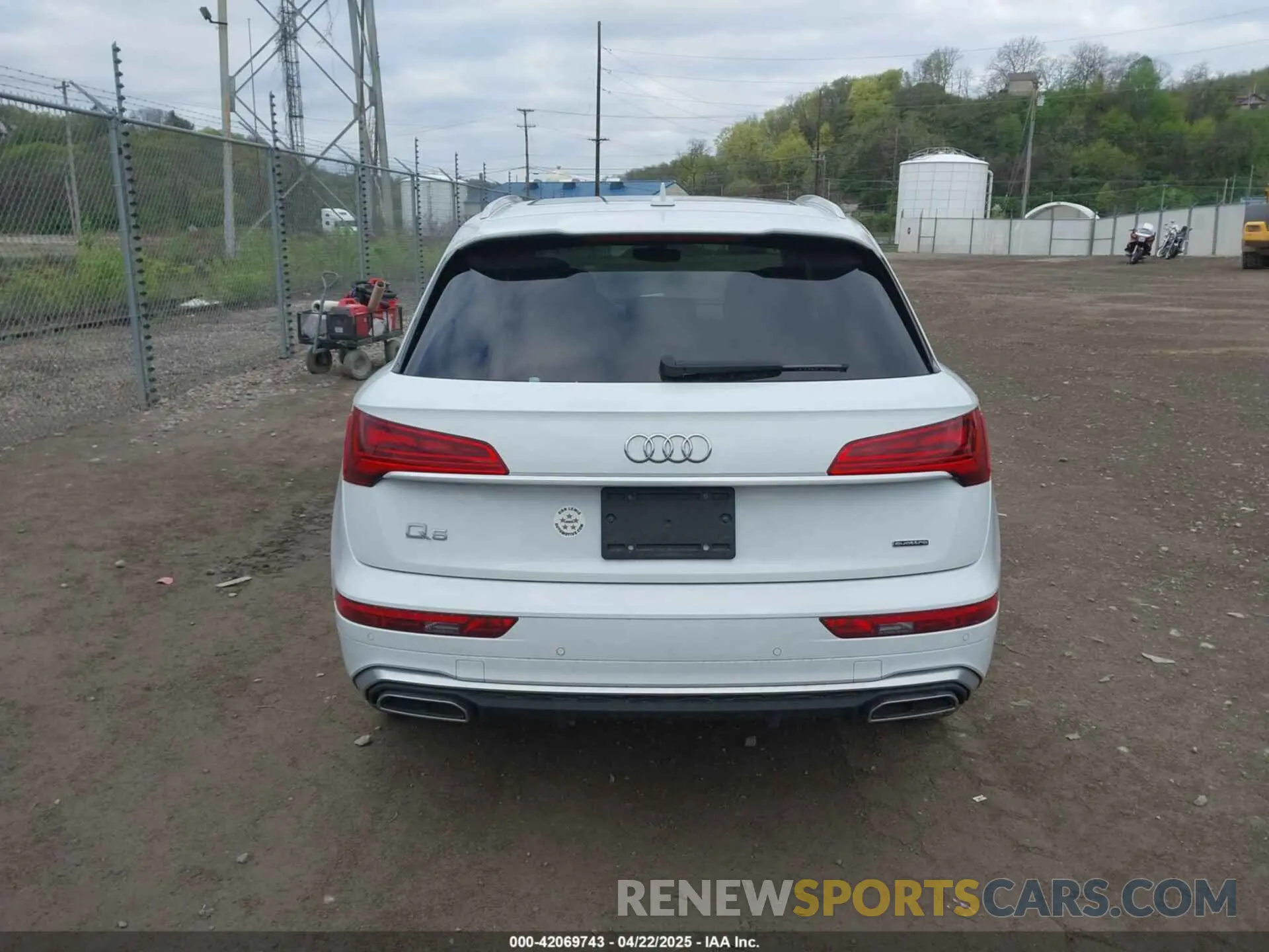 17 Photograph of a damaged car WA1EAAFY2N2014414 AUDI Q5 2022