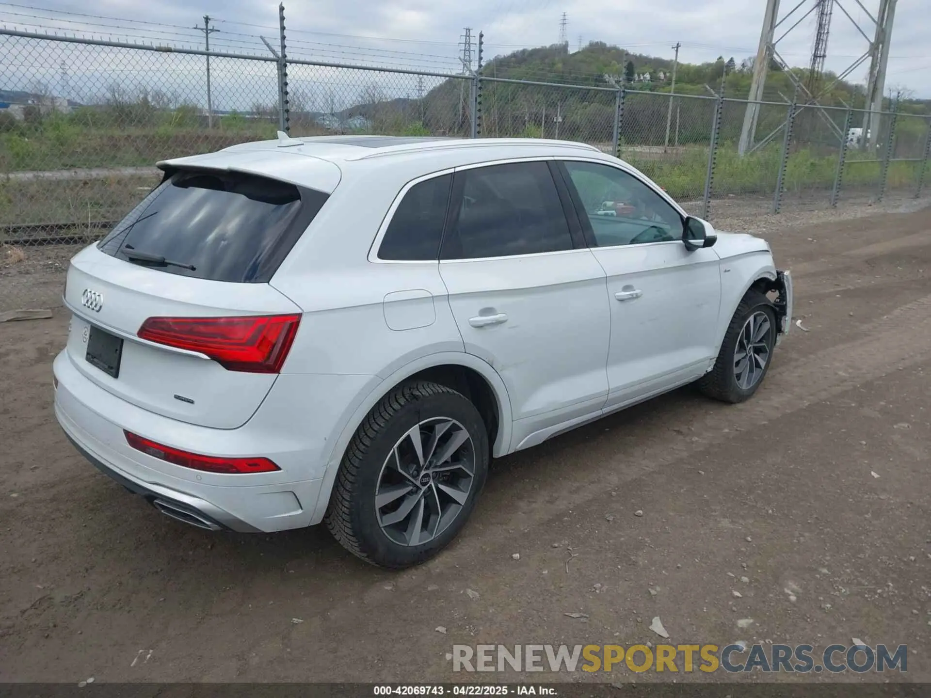 4 Photograph of a damaged car WA1EAAFY2N2014414 AUDI Q5 2022