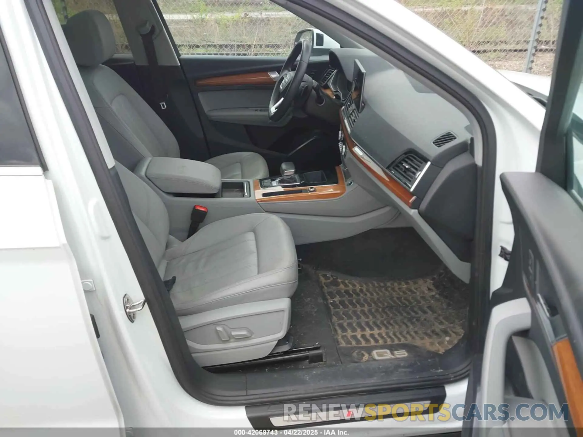 5 Photograph of a damaged car WA1EAAFY2N2014414 AUDI Q5 2022