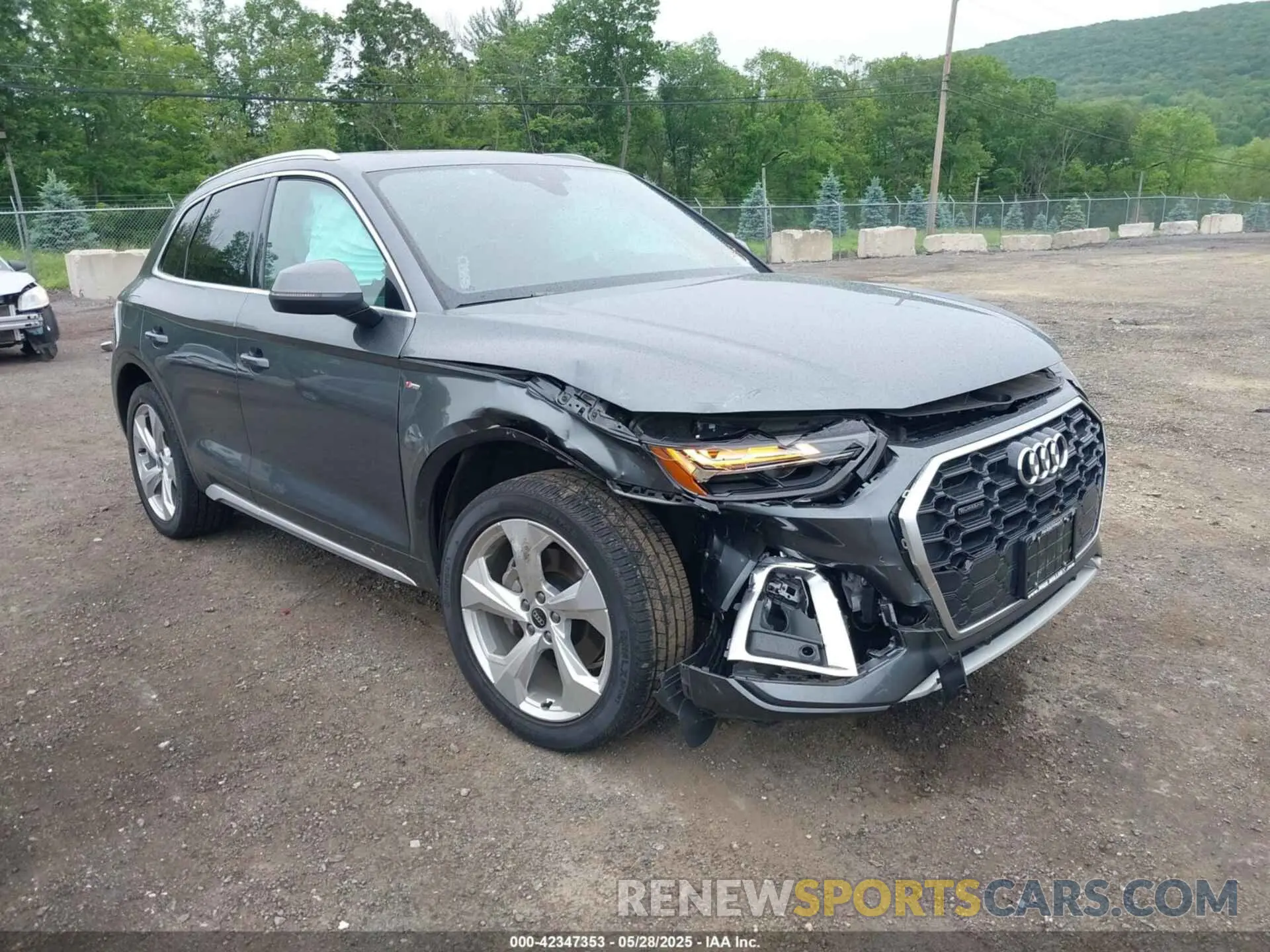 1 Photograph of a damaged car WA1EAAFY2N2104498 AUDI Q5 2022