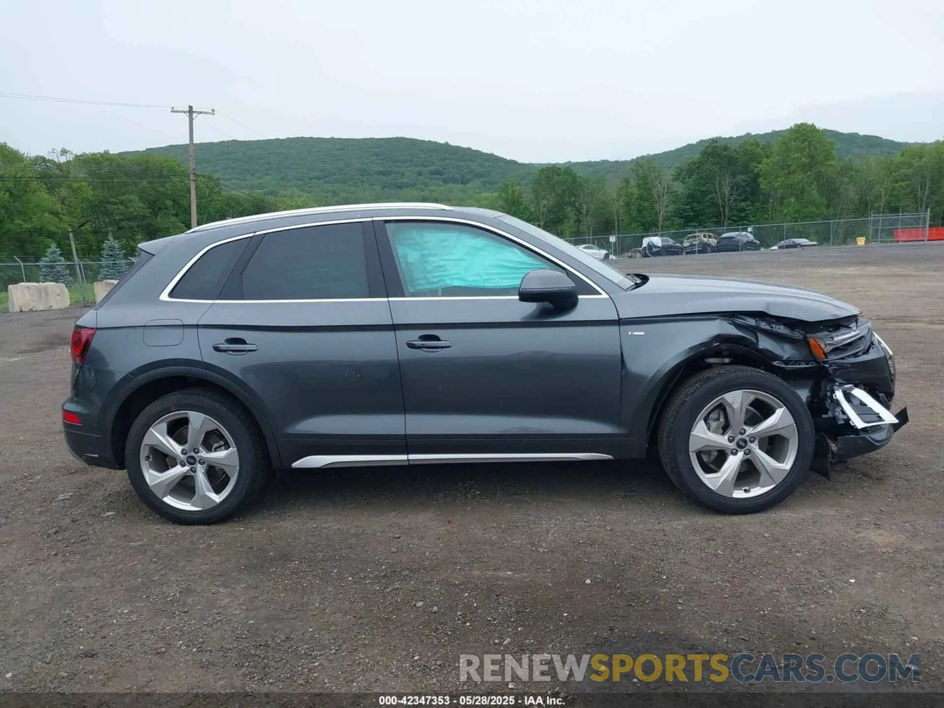 13 Photograph of a damaged car WA1EAAFY2N2104498 AUDI Q5 2022