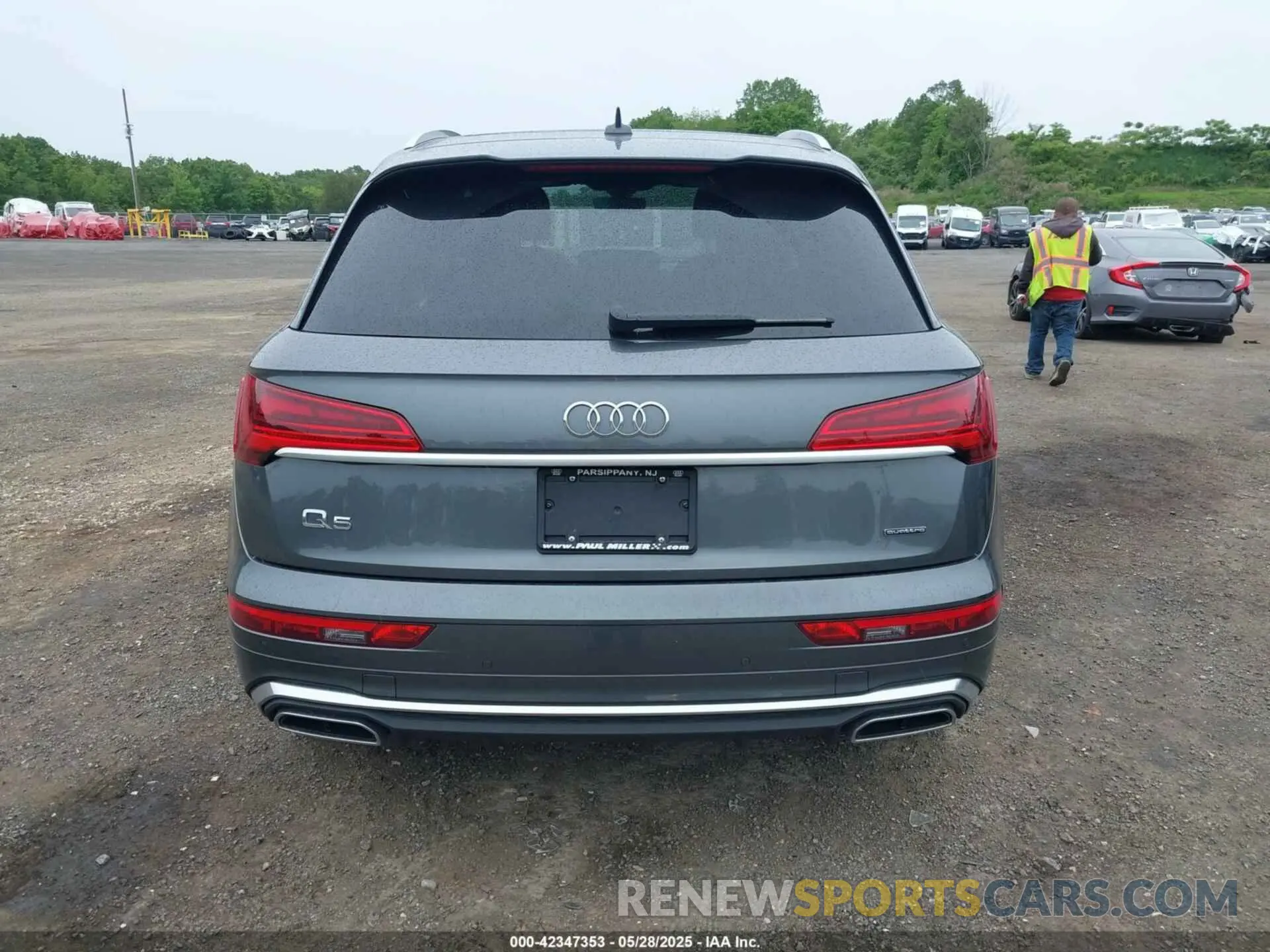 16 Photograph of a damaged car WA1EAAFY2N2104498 AUDI Q5 2022
