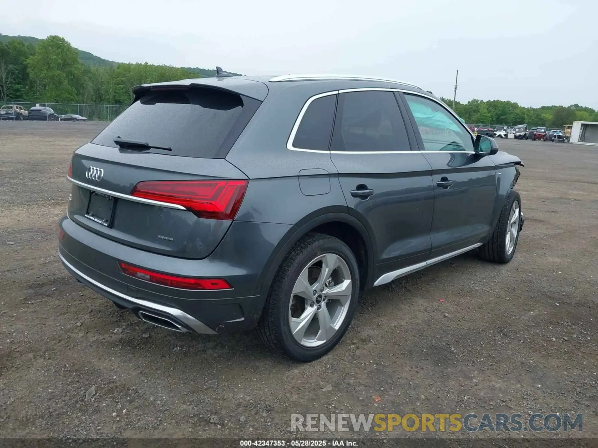 4 Photograph of a damaged car WA1EAAFY2N2104498 AUDI Q5 2022