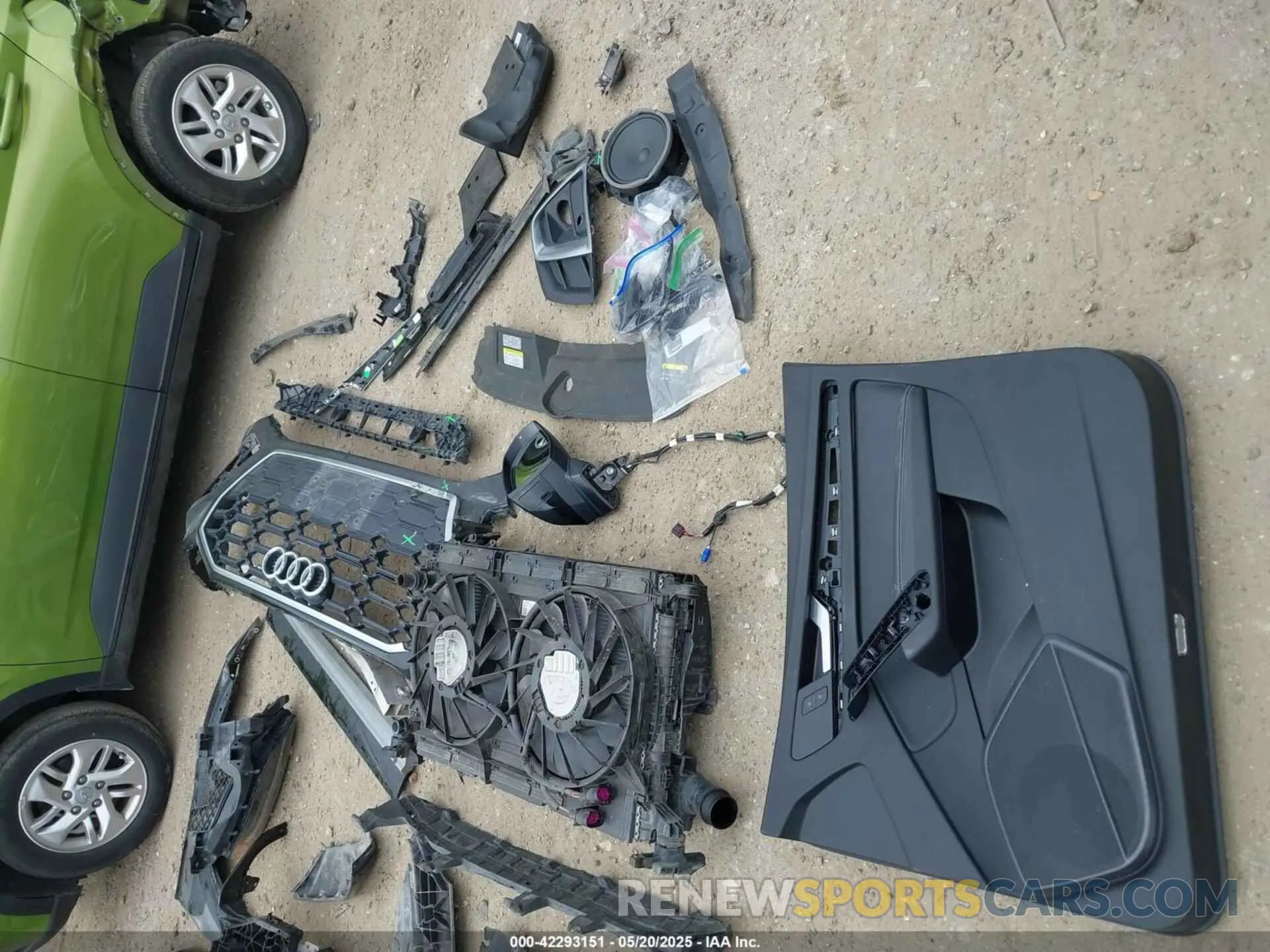 18 Photograph of a damaged car WA1EAAFY2N2111287 AUDI Q5 2022