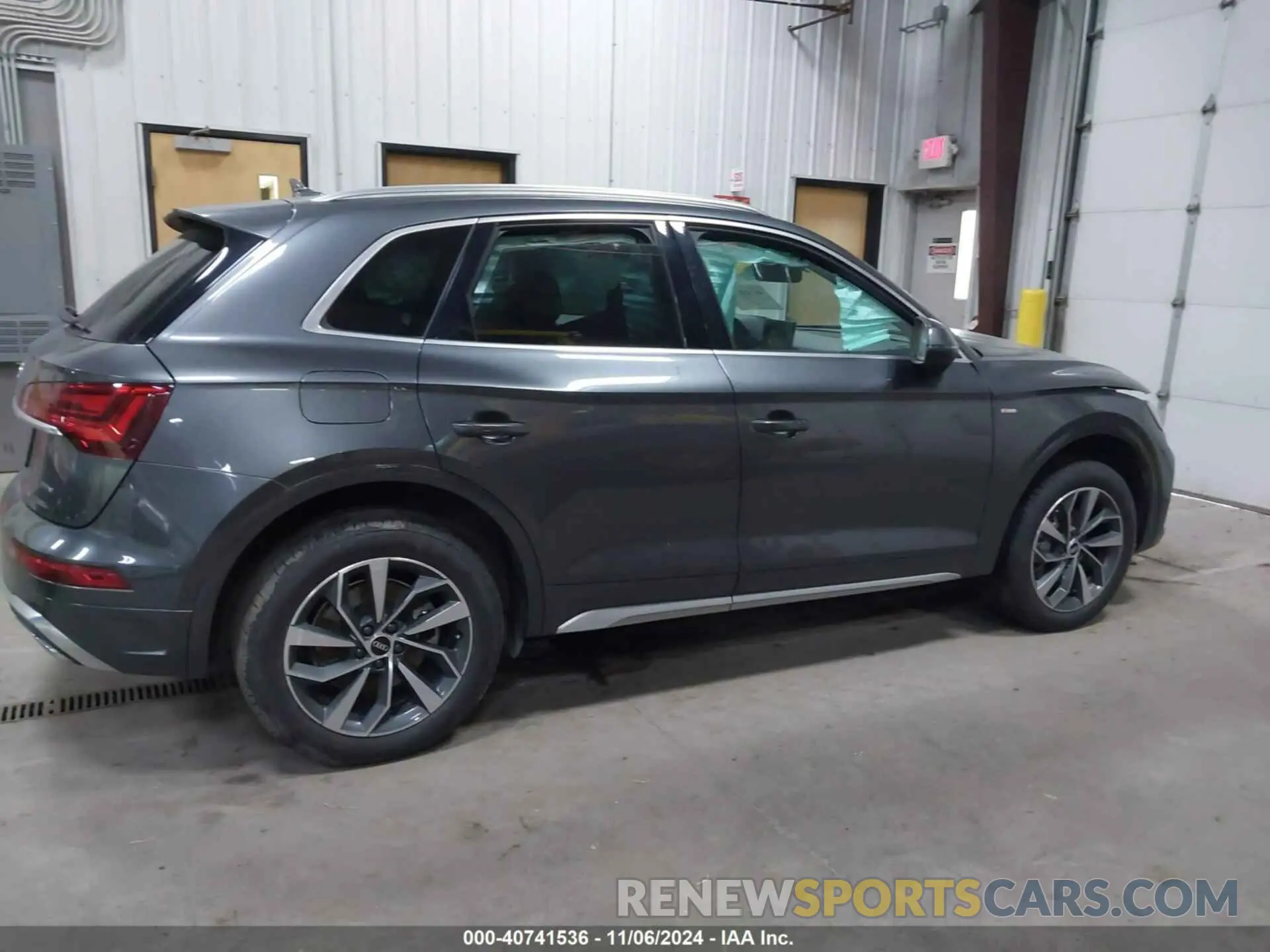 13 Photograph of a damaged car WA1EAAFY3N2023929 AUDI Q5 2022