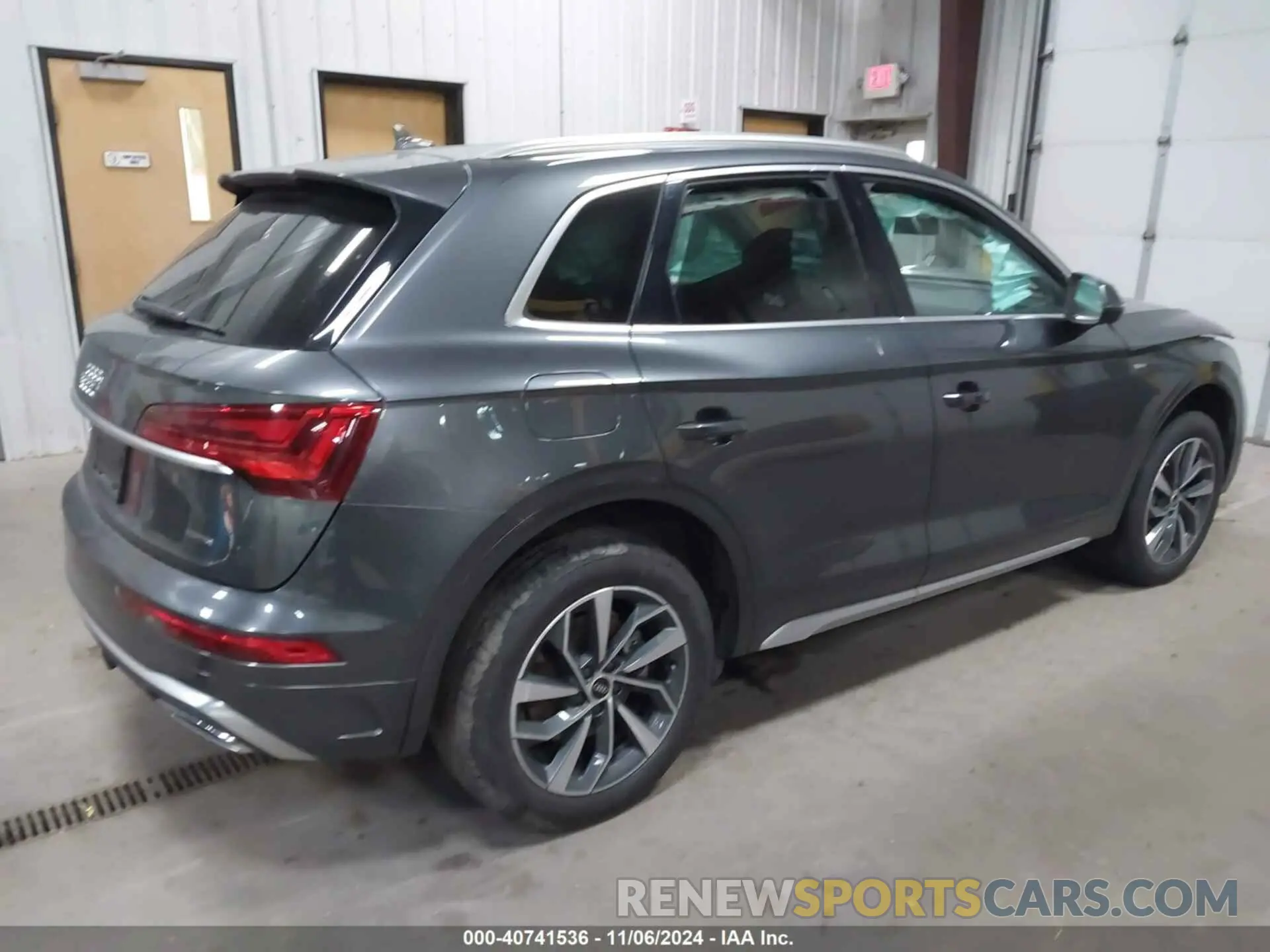 4 Photograph of a damaged car WA1EAAFY3N2023929 AUDI Q5 2022