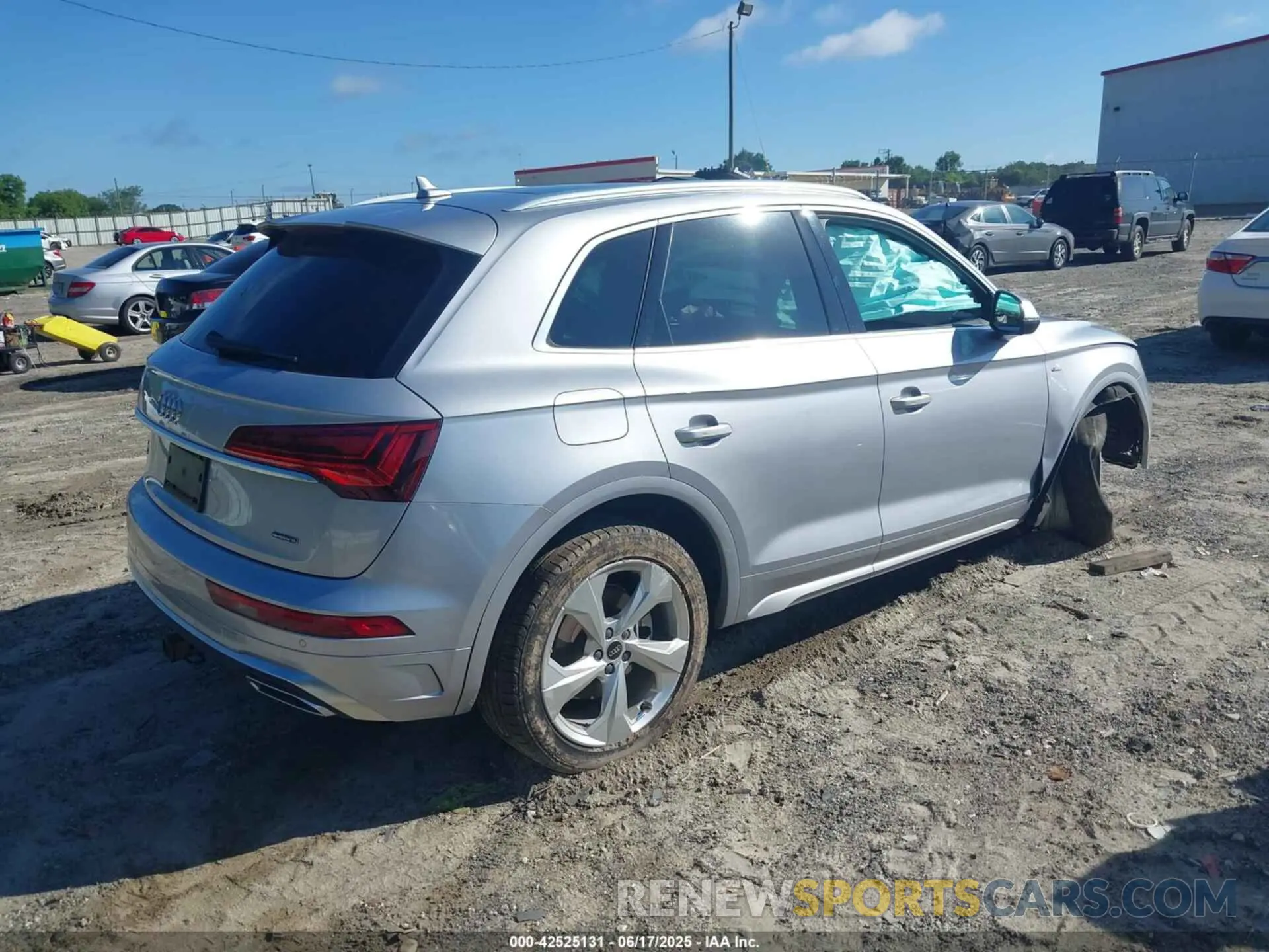 4 Photograph of a damaged car WA1EAAFY3N2120175 AUDI Q5 2022