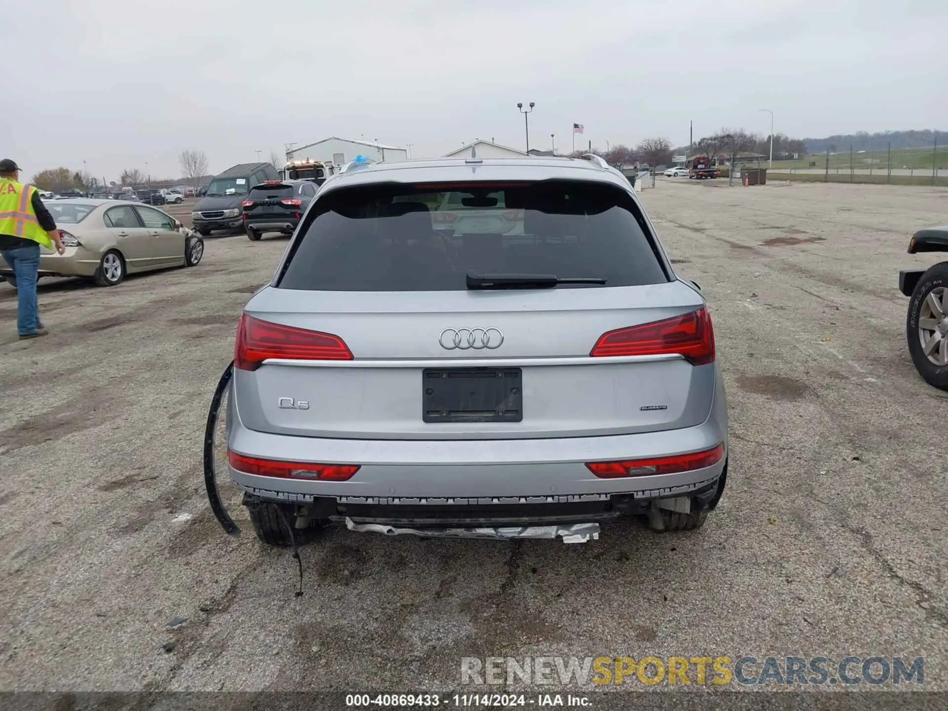 16 Photograph of a damaged car WA1EAAFY5N2058178 AUDI Q5 2022