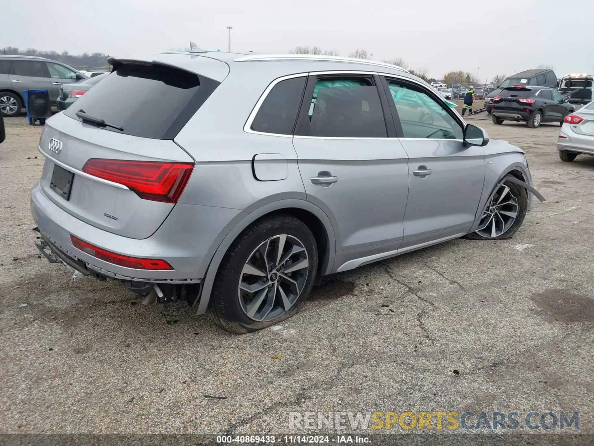 4 Photograph of a damaged car WA1EAAFY5N2058178 AUDI Q5 2022