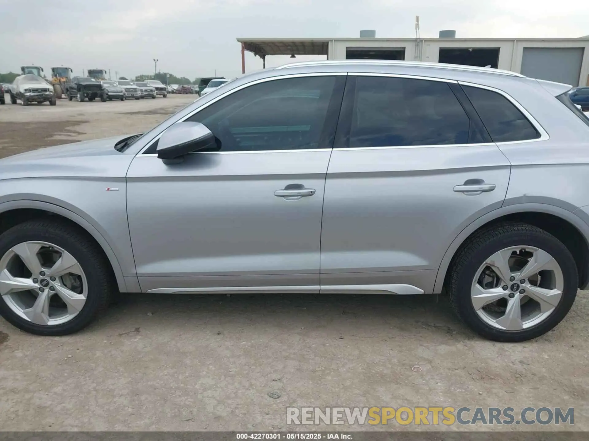 15 Photograph of a damaged car WA1EAAFY5N2130318 AUDI Q5 2022