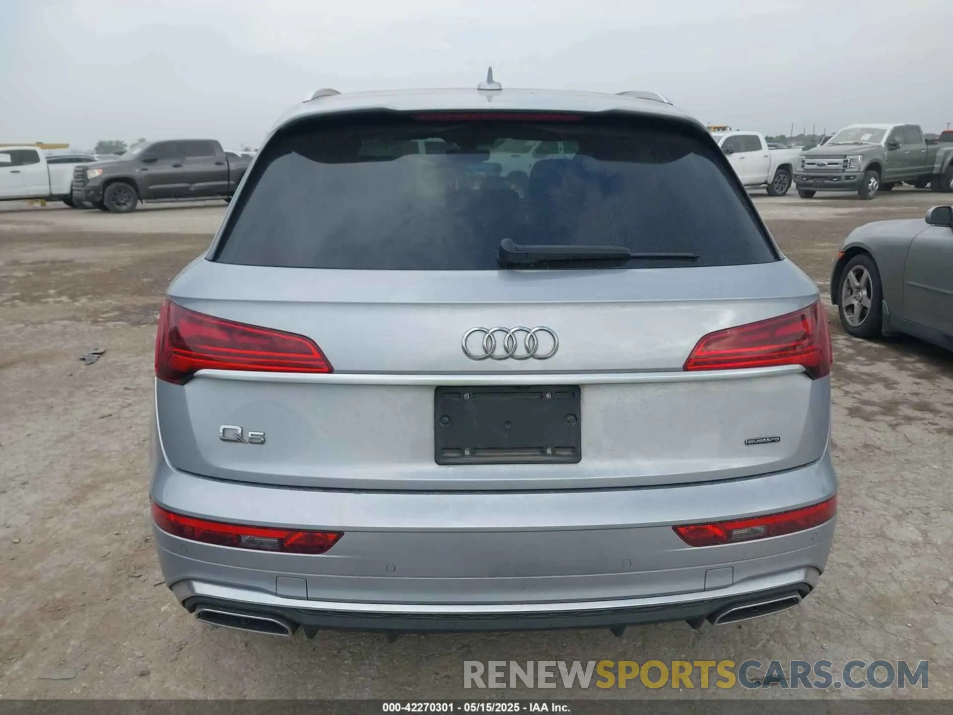 17 Photograph of a damaged car WA1EAAFY5N2130318 AUDI Q5 2022