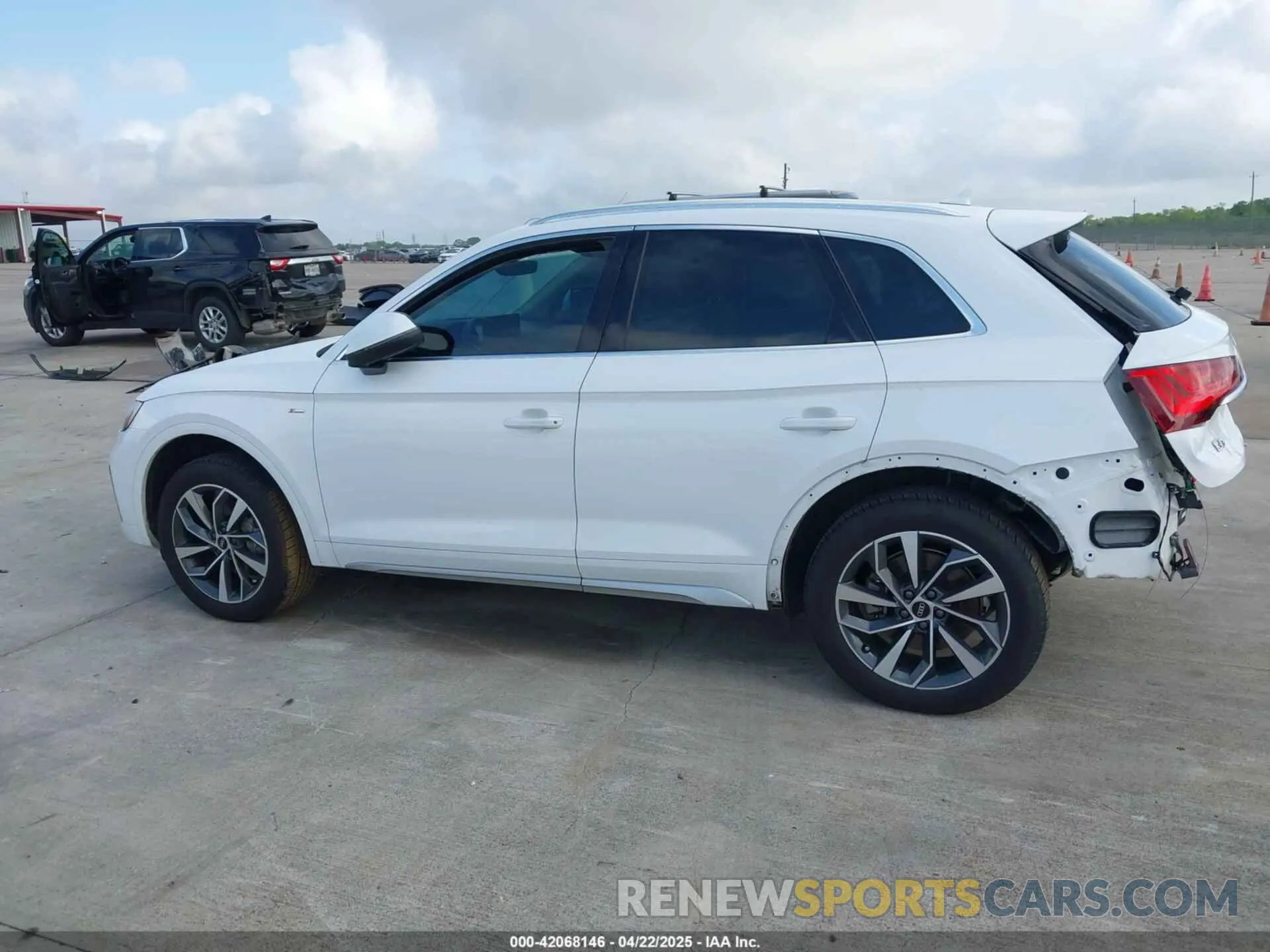 14 Photograph of a damaged car WA1EAAFY7N2088928 AUDI Q5 2022