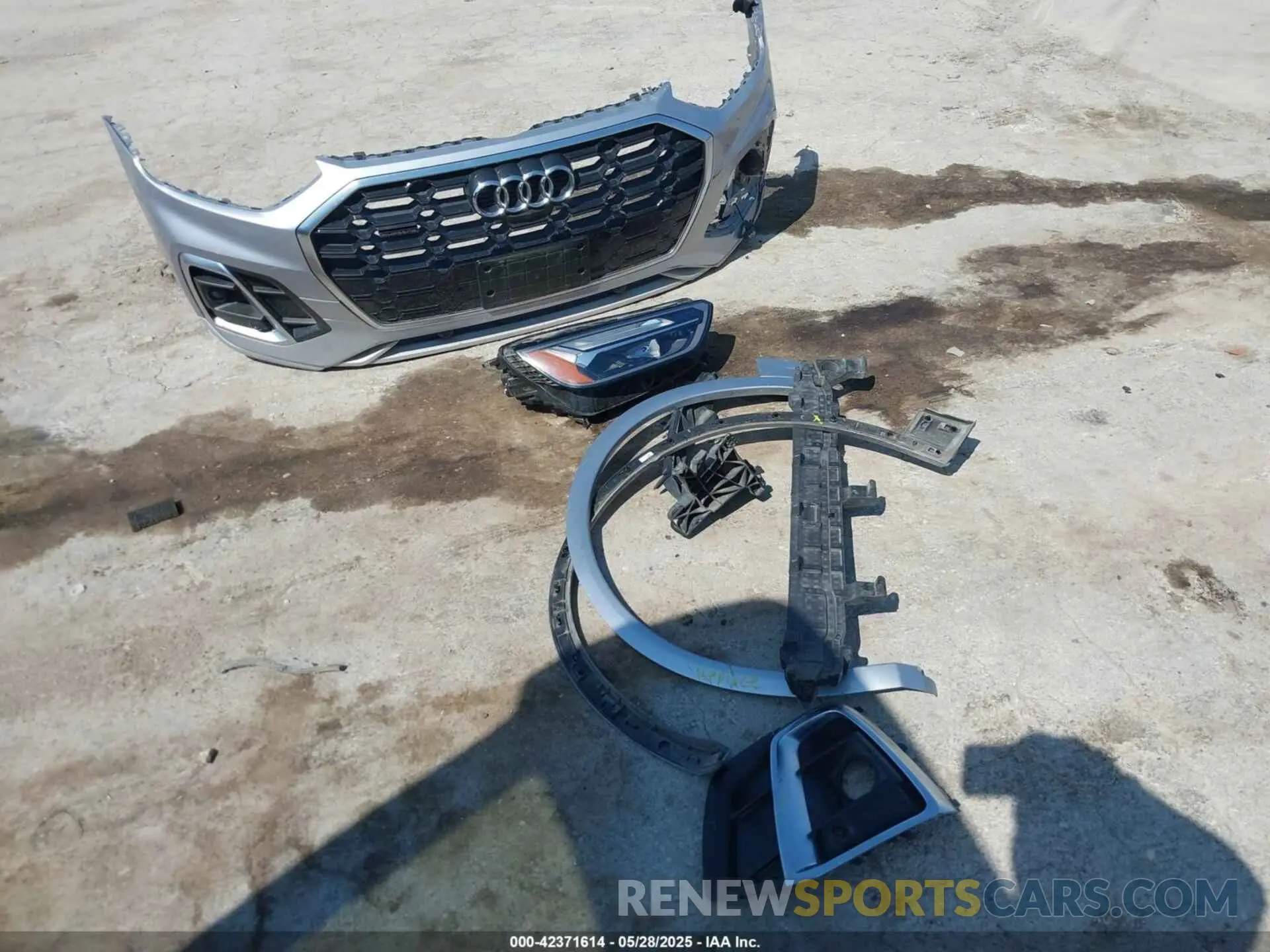 12 Photograph of a damaged car WA1EAAFY7N2134077 AUDI Q5 2022