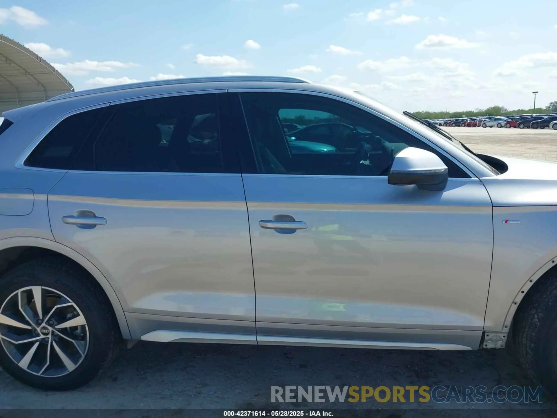 14 Photograph of a damaged car WA1EAAFY7N2134077 AUDI Q5 2022