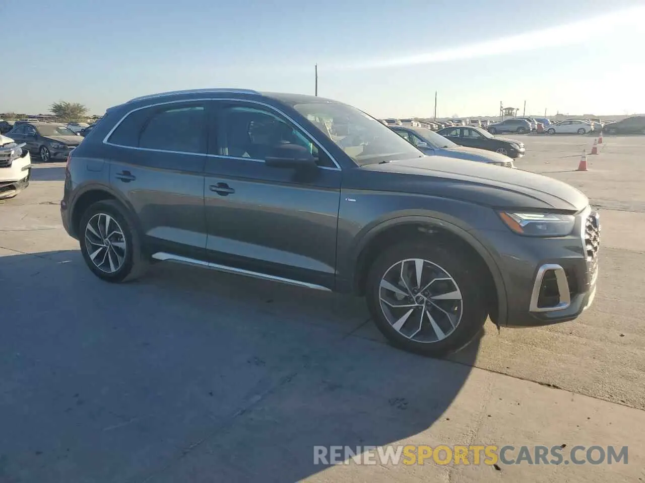 4 Photograph of a damaged car WA1EAAFY9N2083214 AUDI Q5 2022
