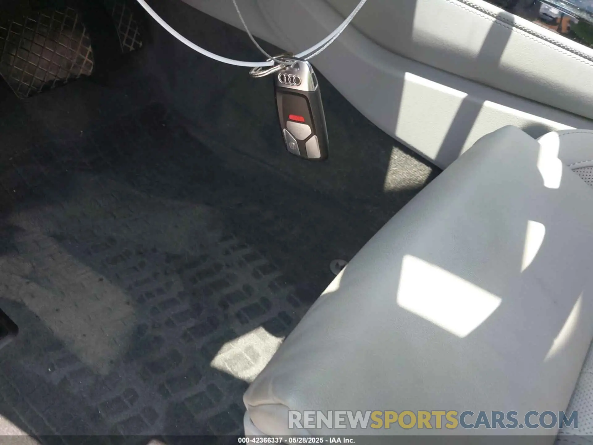 11 Photograph of a damaged car WA1FAAFY3N2006634 AUDI Q5 2022