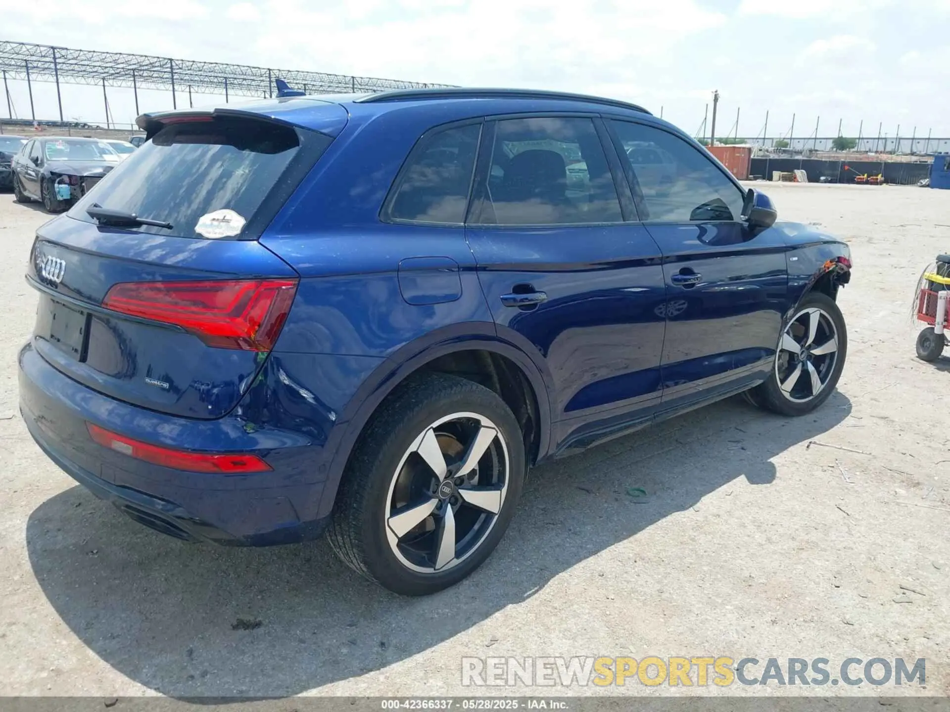 4 Photograph of a damaged car WA1FAAFY3N2006634 AUDI Q5 2022