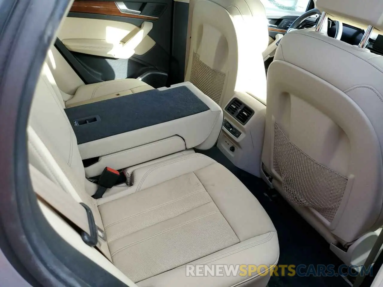 11 Photograph of a damaged car WA1FAAFY6N2049364 AUDI Q5 2022