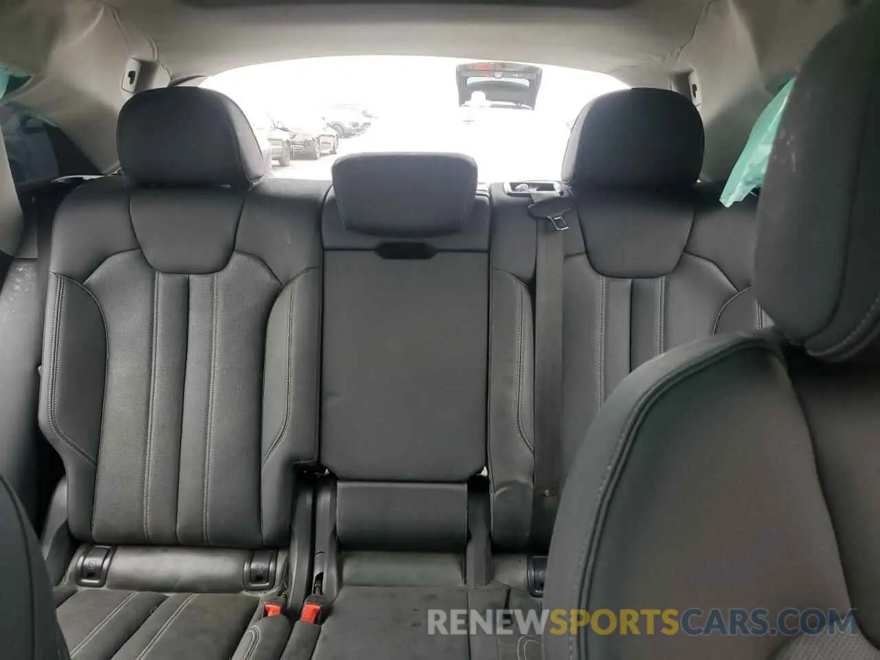 10 Photograph of a damaged car WA1FAAFY9N2047673 AUDI Q5 2022