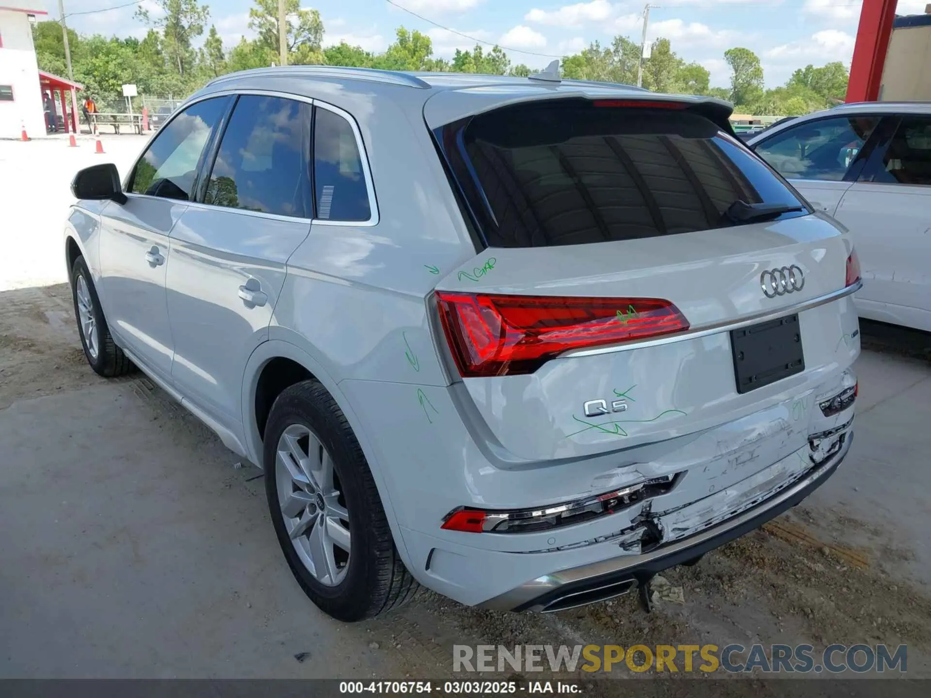 3 Photograph of a damaged car WA1GAAFY4N2003472 AUDI Q5 2022