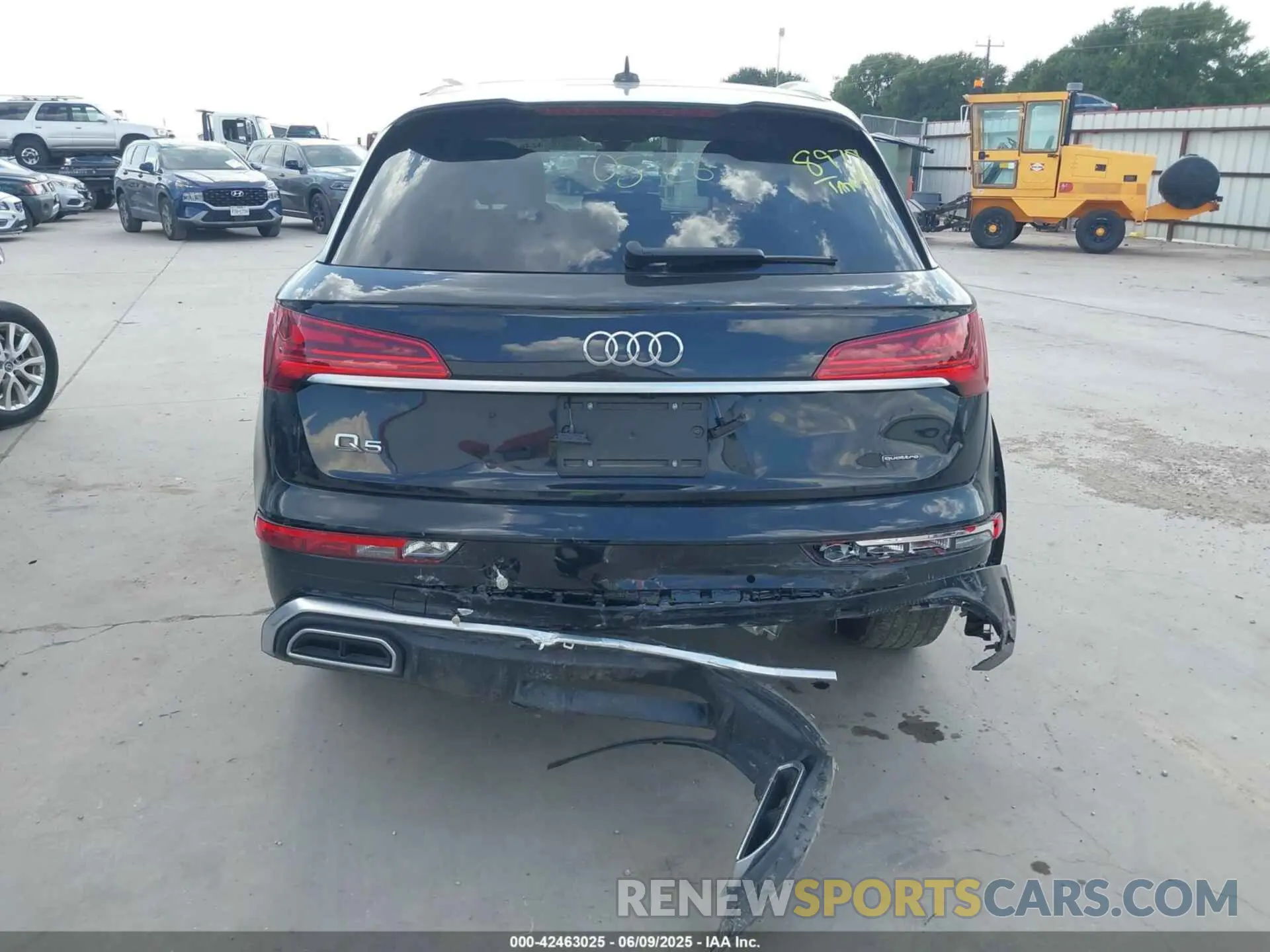 16 Photograph of a damaged car WA1GAAFY4N2004055 AUDI Q5 2022
