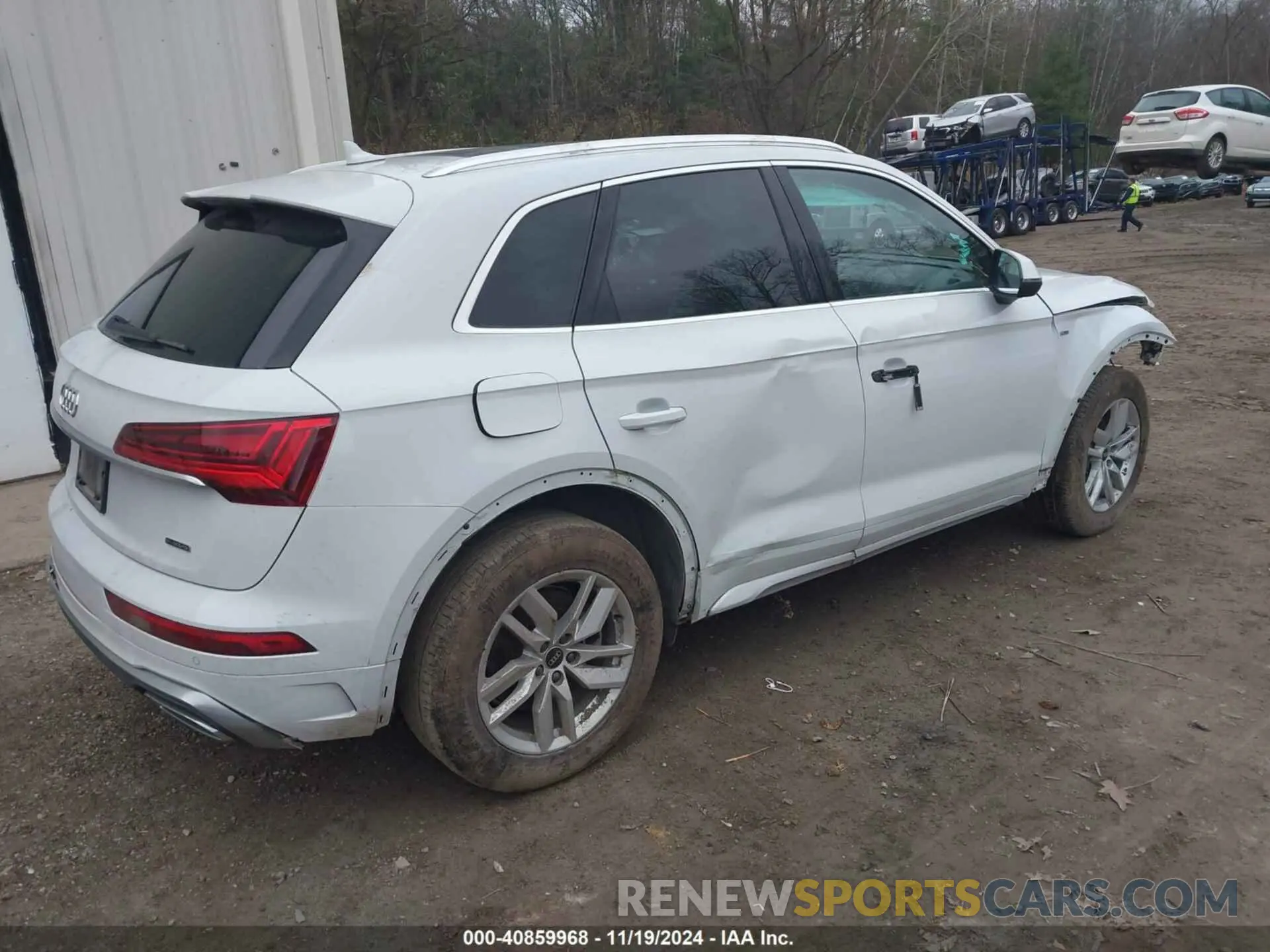 4 Photograph of a damaged car WA1GAAFY6N2119787 AUDI Q5 2022