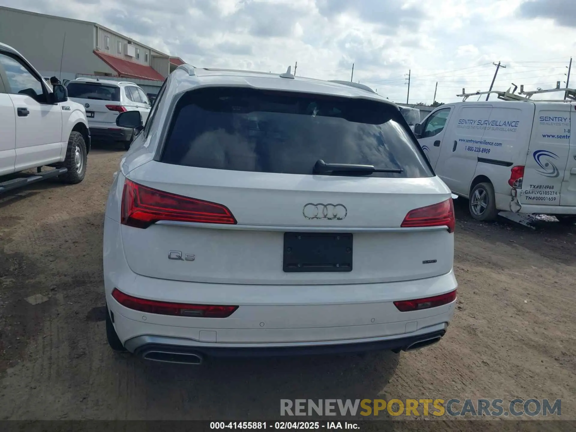 16 Photograph of a damaged car WA1GAAFY8N2017164 AUDI Q5 2022