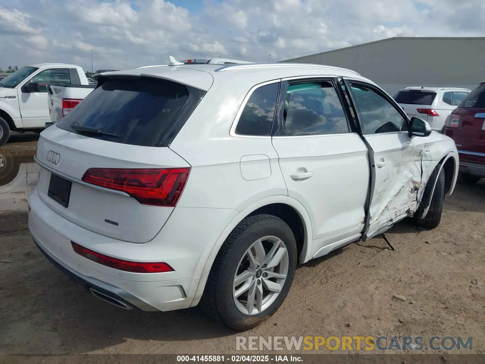 4 Photograph of a damaged car WA1GAAFY8N2017164 AUDI Q5 2022