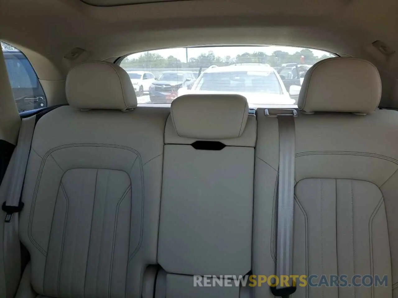 10 Photograph of a damaged car WA1GAAFY9N2016623 AUDI Q5 2022