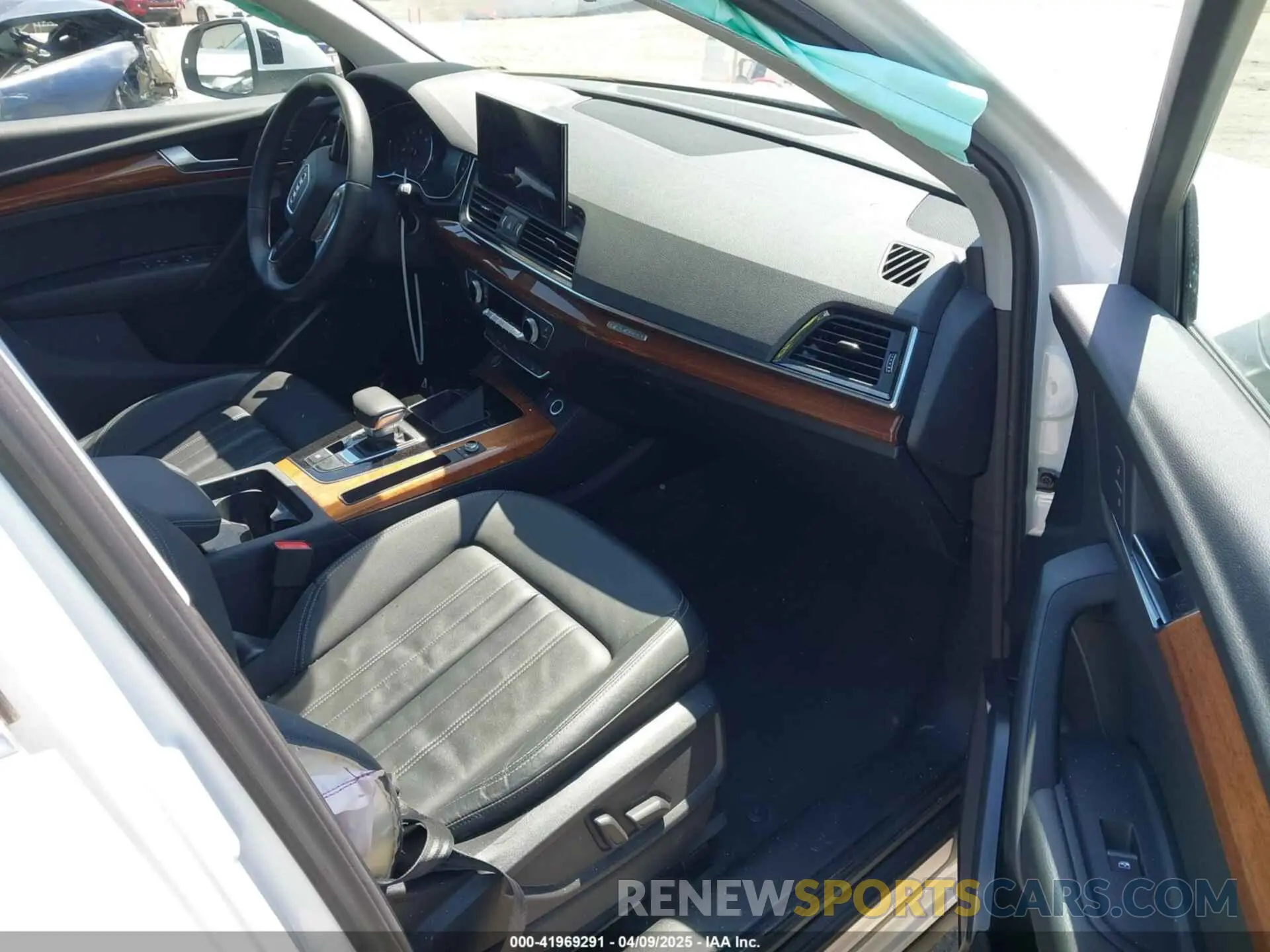 5 Photograph of a damaged car WA1ABAFY6P2165402 AUDI Q5 2023