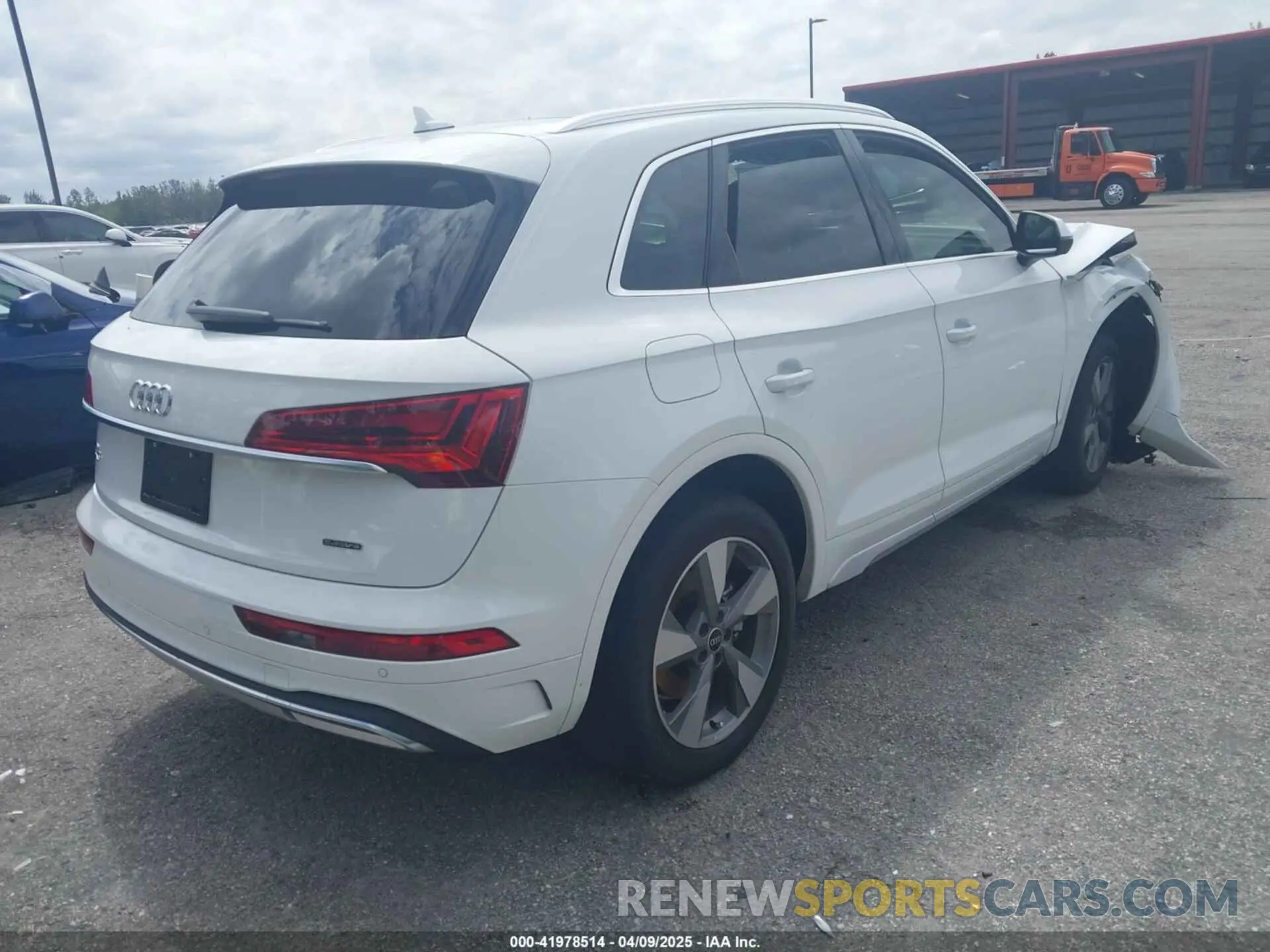 4 Photograph of a damaged car WA1BBAFY3P2078836 AUDI Q5 2023