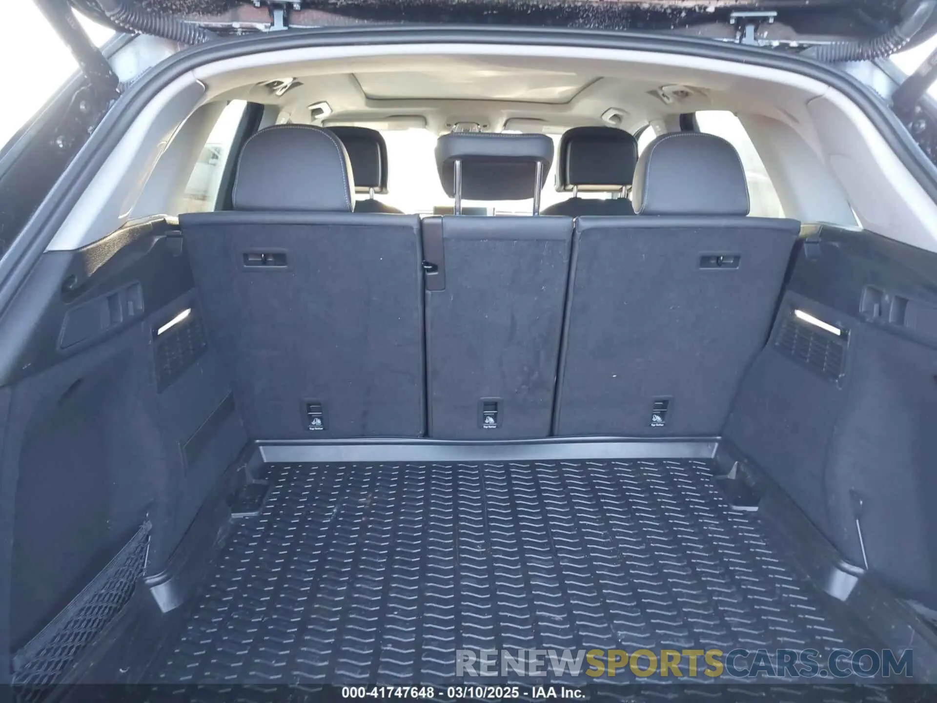 19 Photograph of a damaged car WA1EAAFY3P2040555 AUDI Q5 2023
