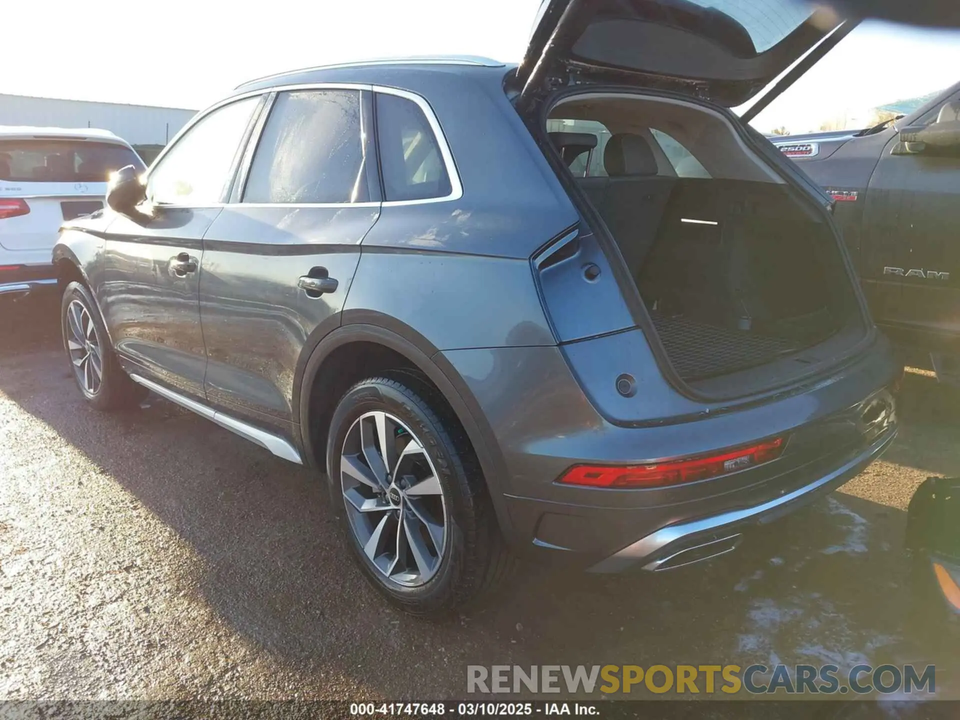 3 Photograph of a damaged car WA1EAAFY3P2040555 AUDI Q5 2023