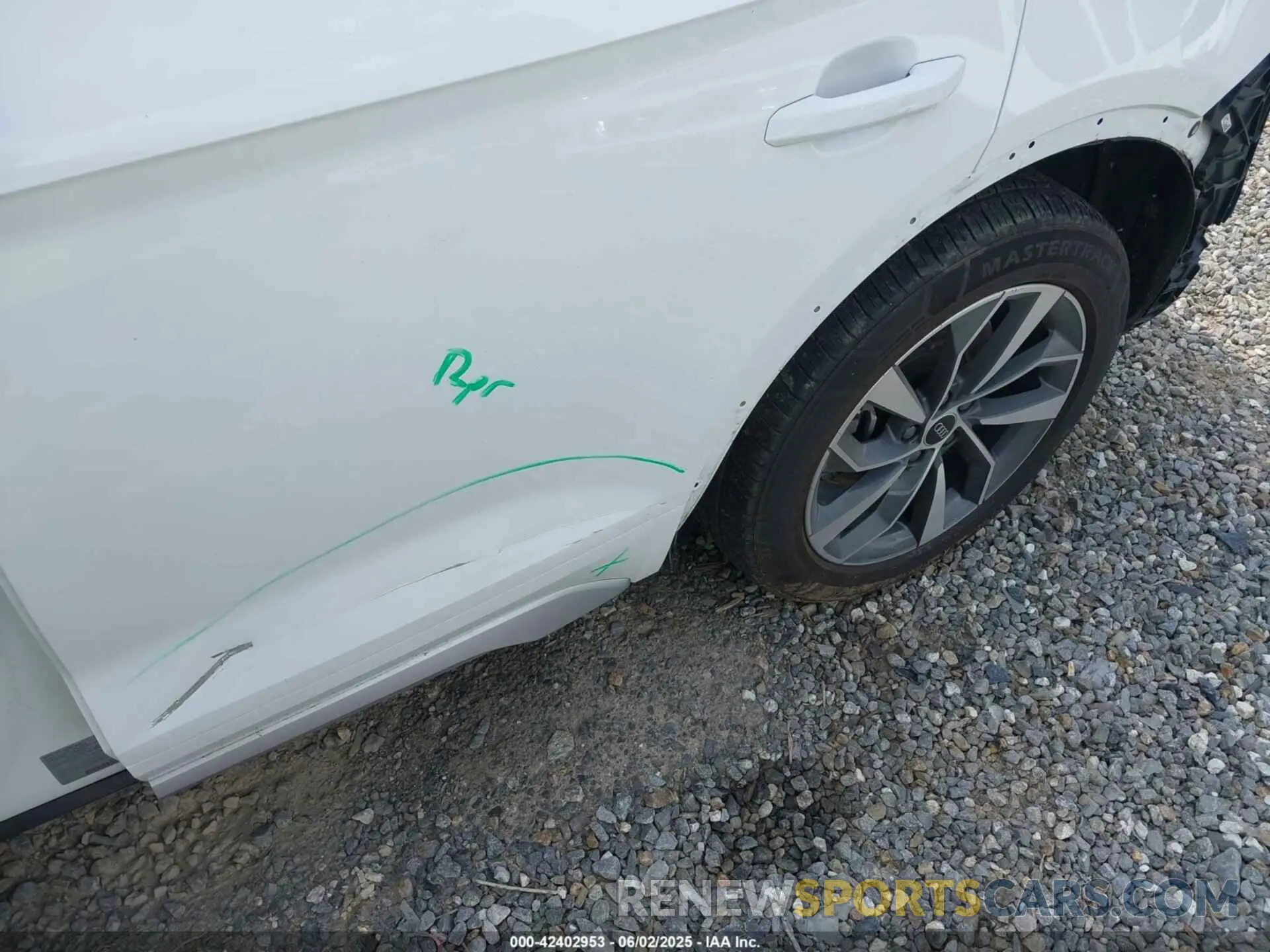 18 Photograph of a damaged car WA1EAAFY4P2070678 AUDI Q5 2023